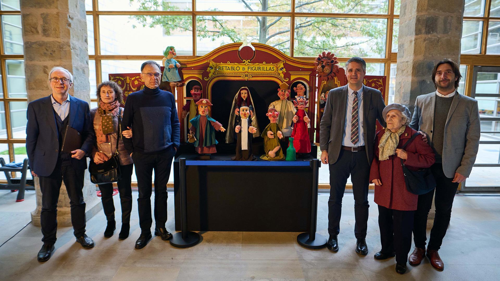 El director general de Cultura, Ignacio Apezteguía, con responsables de la exposición y miembros de la familia Faro Buen