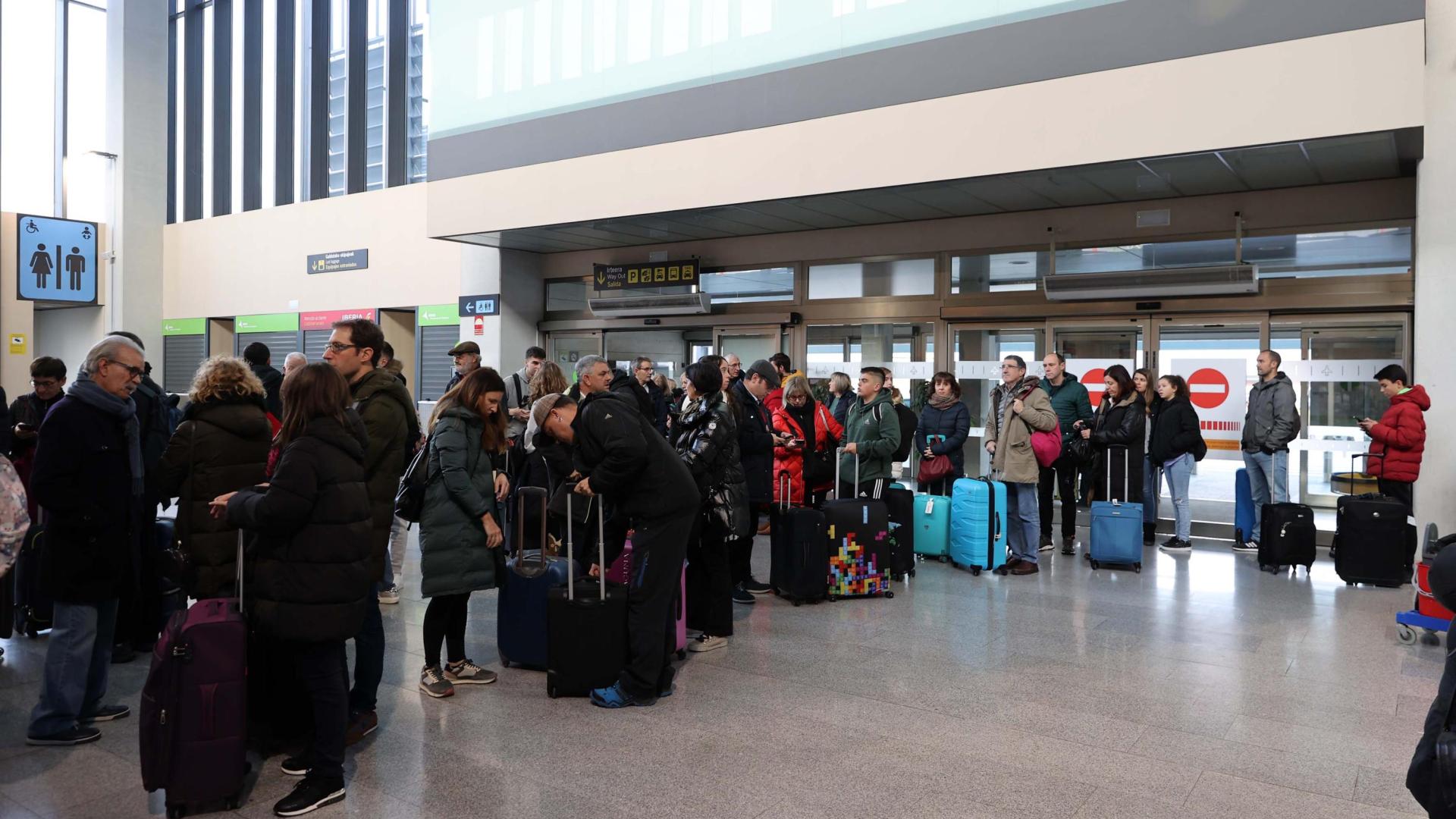 Fotos del aeropuerto de Noáin en el comienzo del puente foral.