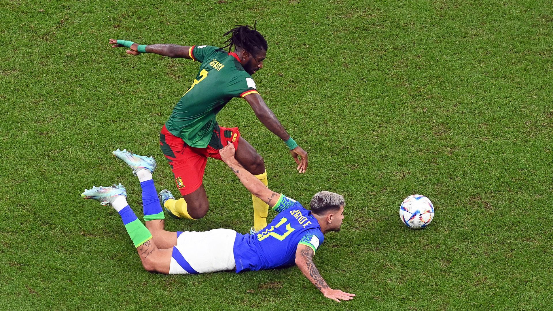 Andre-Frank Zambo Anguissa, de Camerún en una acción contra Bruno Guimaraes, de Brasil