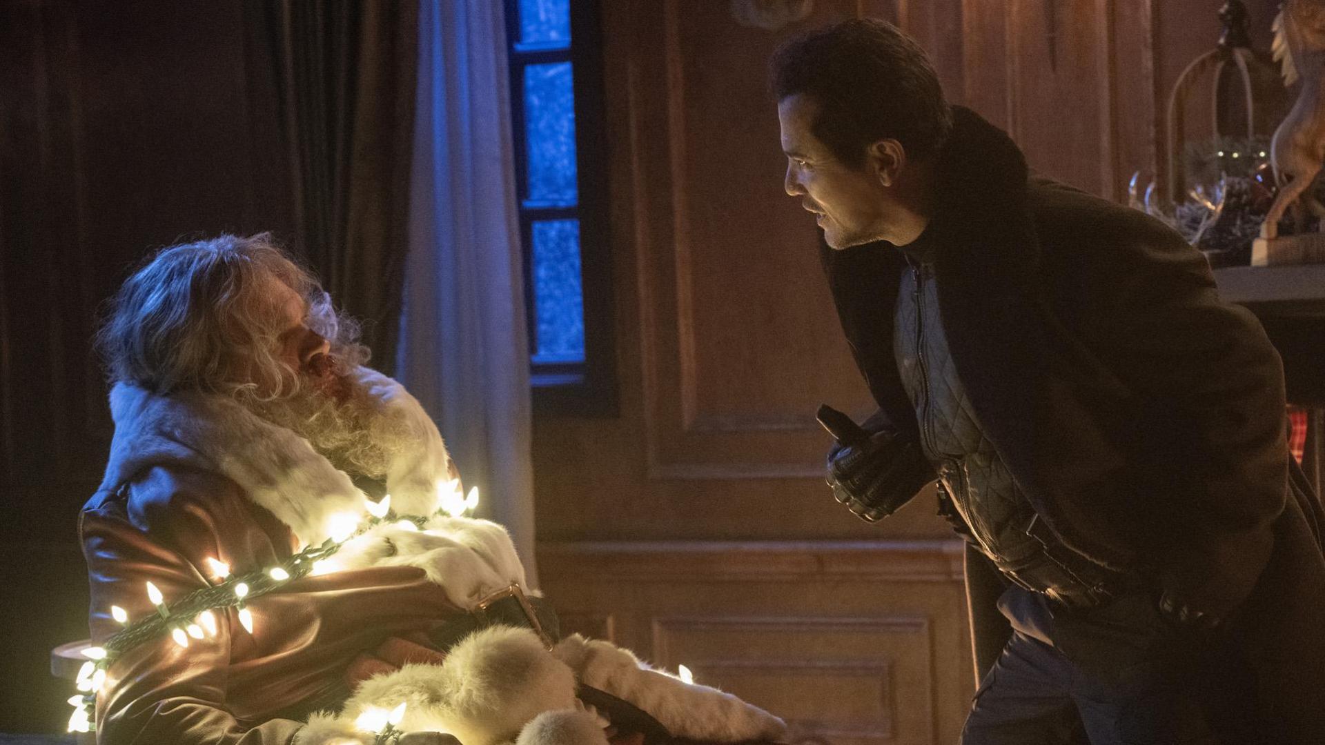 David Harbour (i) como Papá Noel y John Leguizamo como el señor Scrooge