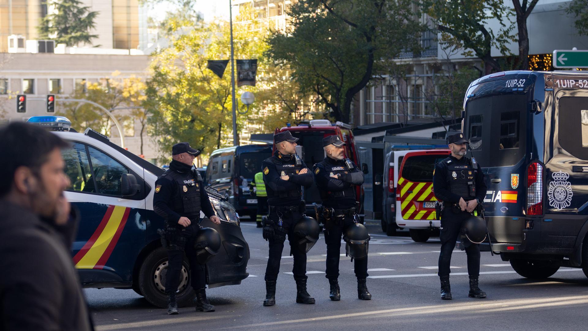 Varios agentes de Policía Nacional en las inmediaciones de la Embajada de EEUU en Madrid donde s recibió un paquete bomba