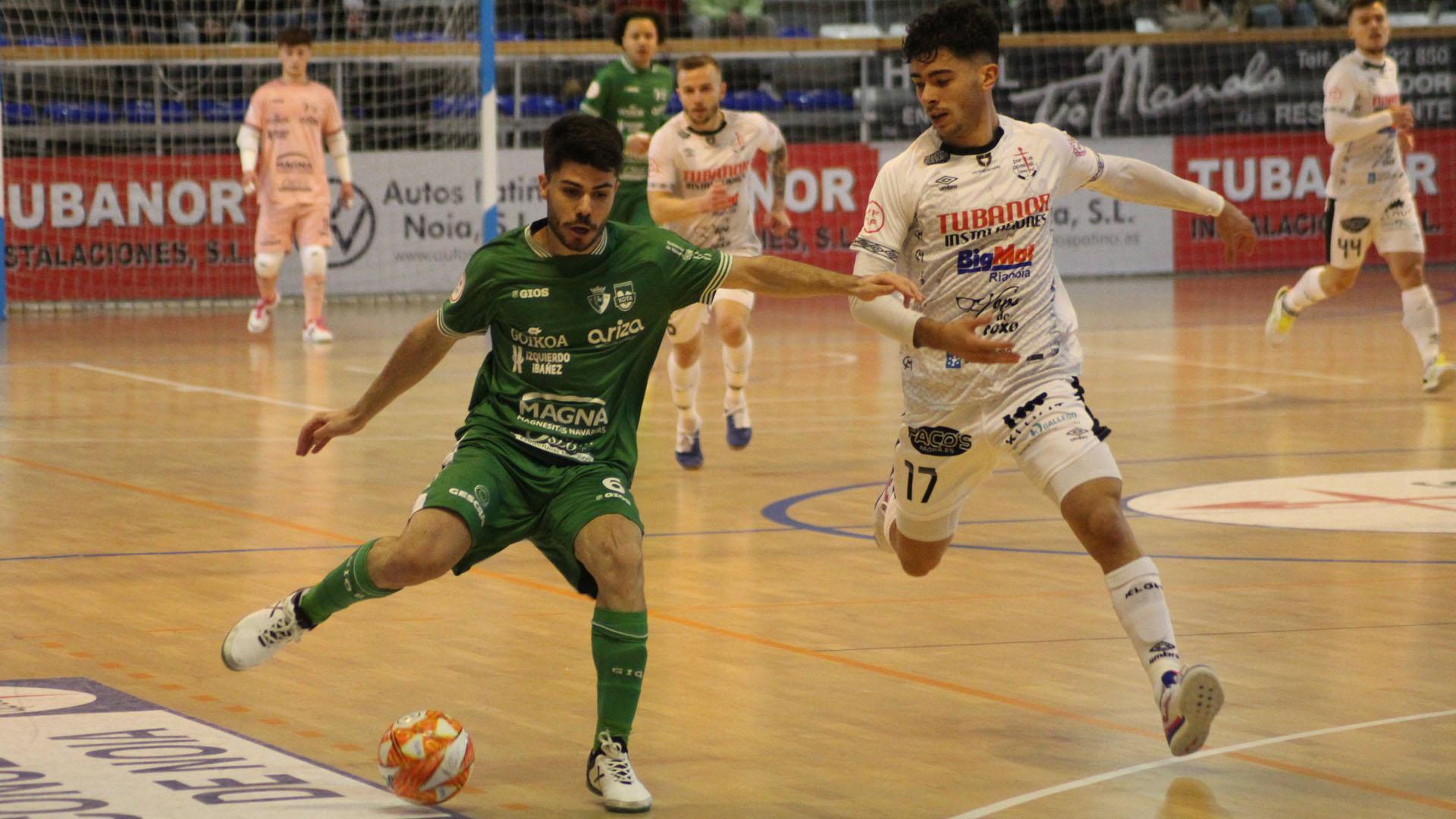 El ala Dani Zurdo, que protege el balón ante Pirata, asistió a Toni para que este último hiciera el empate a 1 ante el Noia