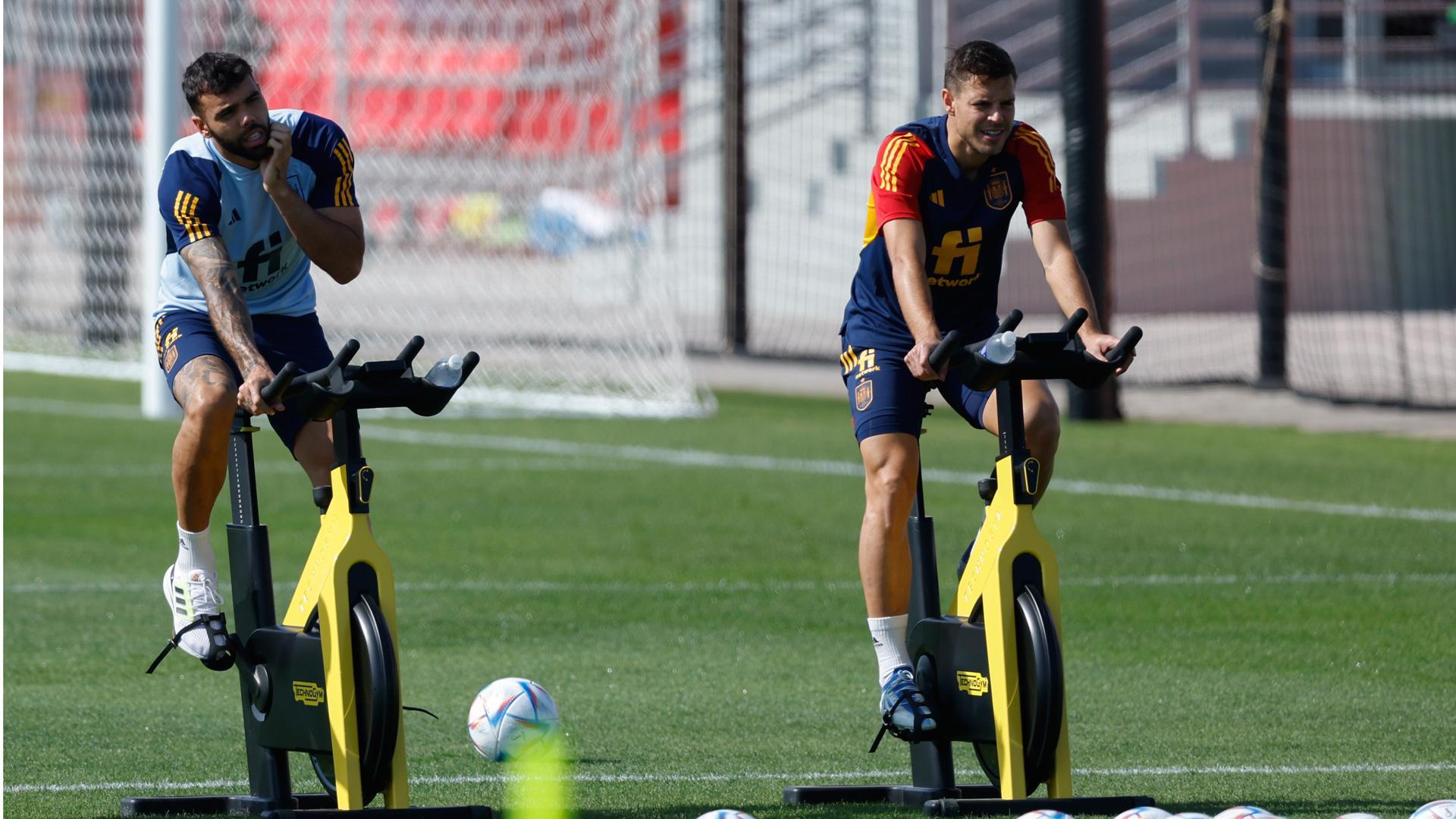 El defensa Azpilicueta (d) y el guardameta David Raya, durante el entrenamiento que celebró la selección española este domingo en la Universidad de Catar ("Qatar University") en Doha, Catar