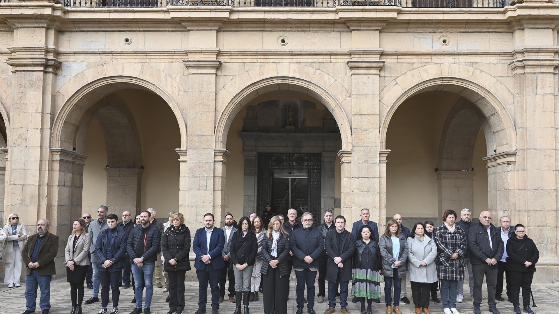Minuto de silencio frente al Ayuntamiento de Castellón en recuerdo de las víctimas mortales del atropello