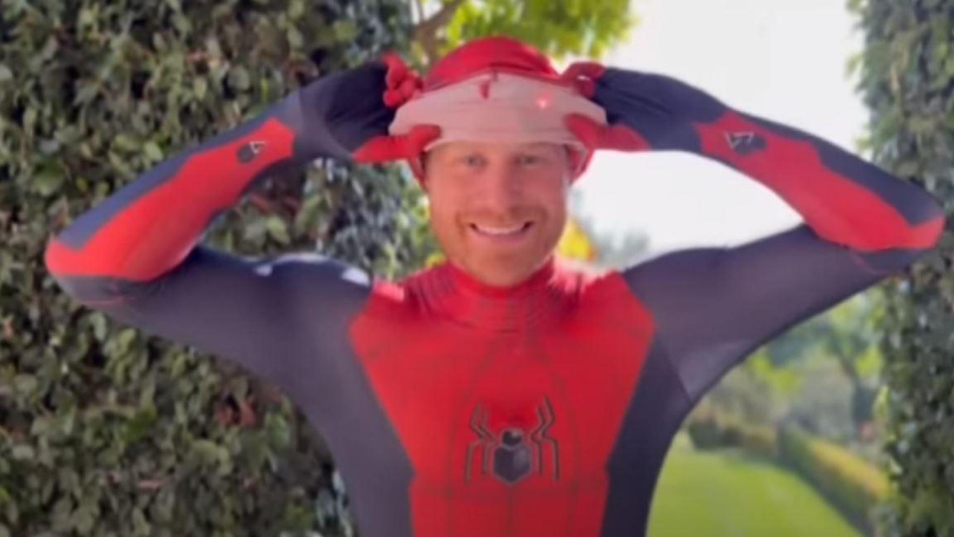 El príncipe Harry, disfrazado de Spiderman para una campaña solidaria