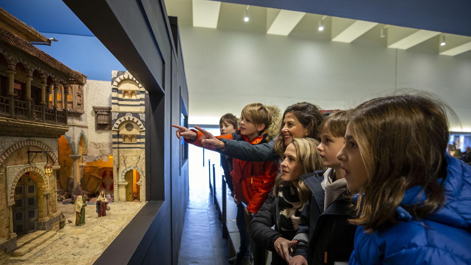 Ruth Martínez y su familia cogen ideas para el nacimiento que construirán para la exhibición de belenes de su colegio
