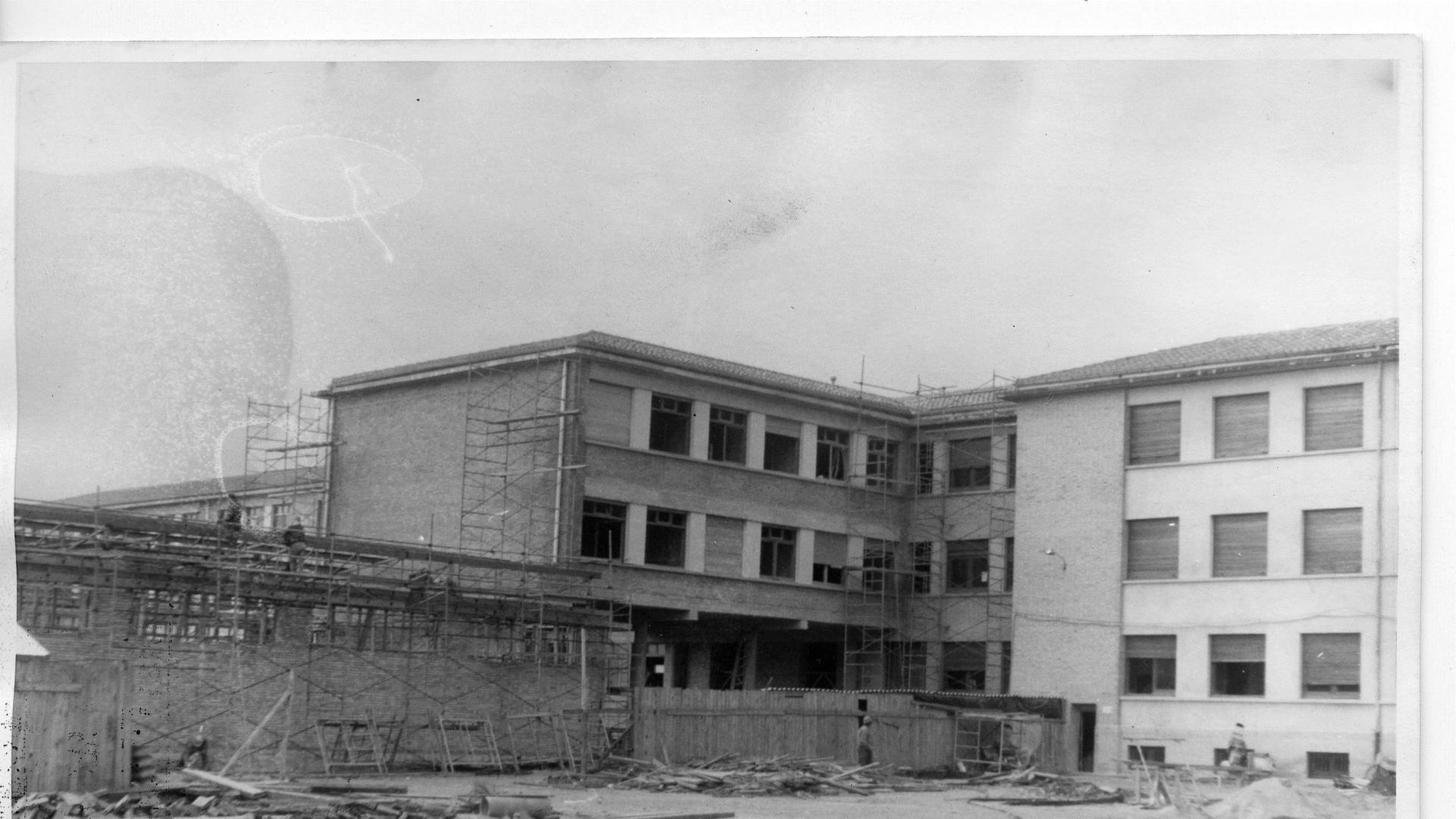 Una foto antigua del colegio José Vilá de Pamplona.
