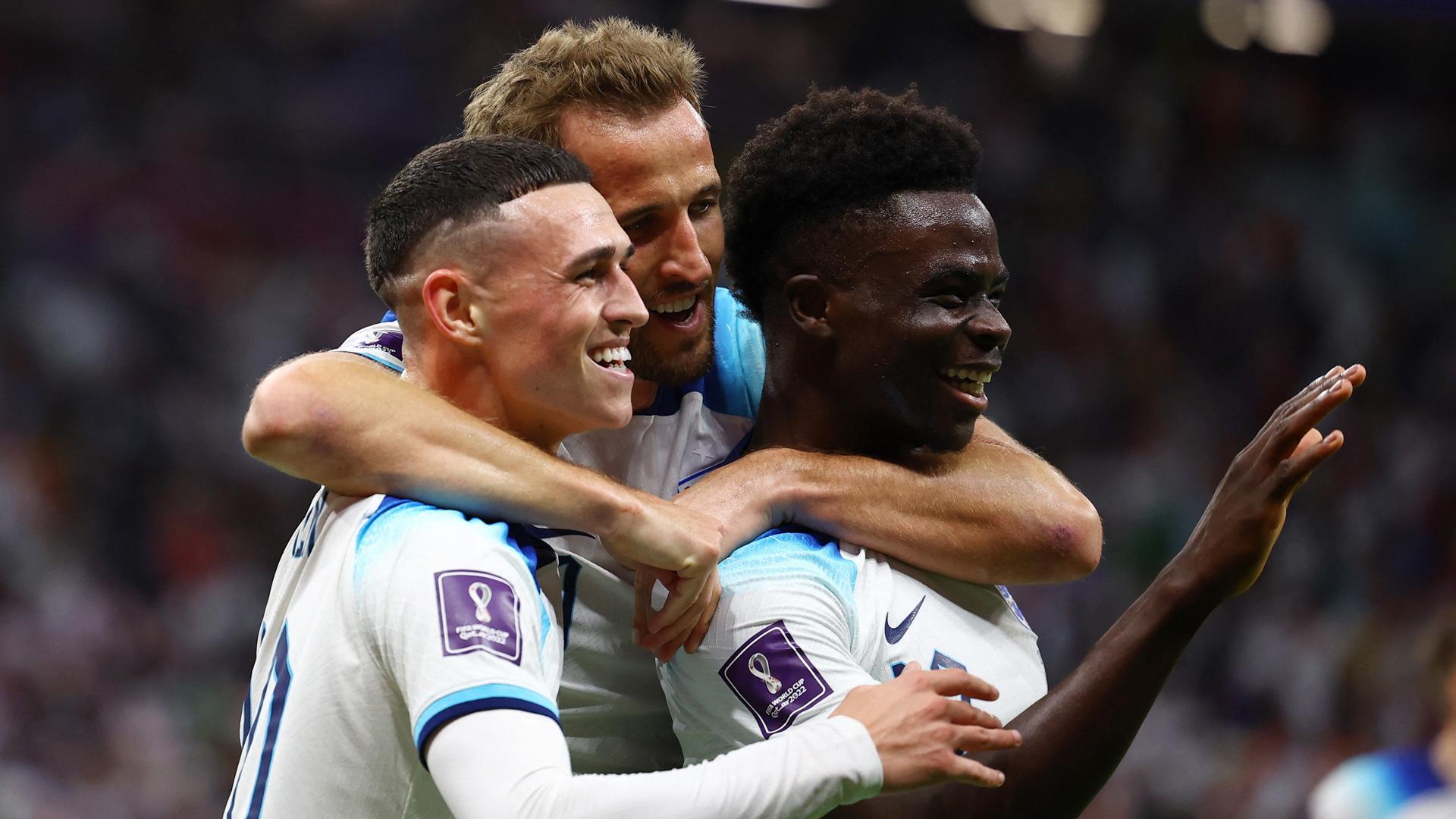 Bukayo Saka celebra el tercer gol con Harry Kane y Phil Foden
