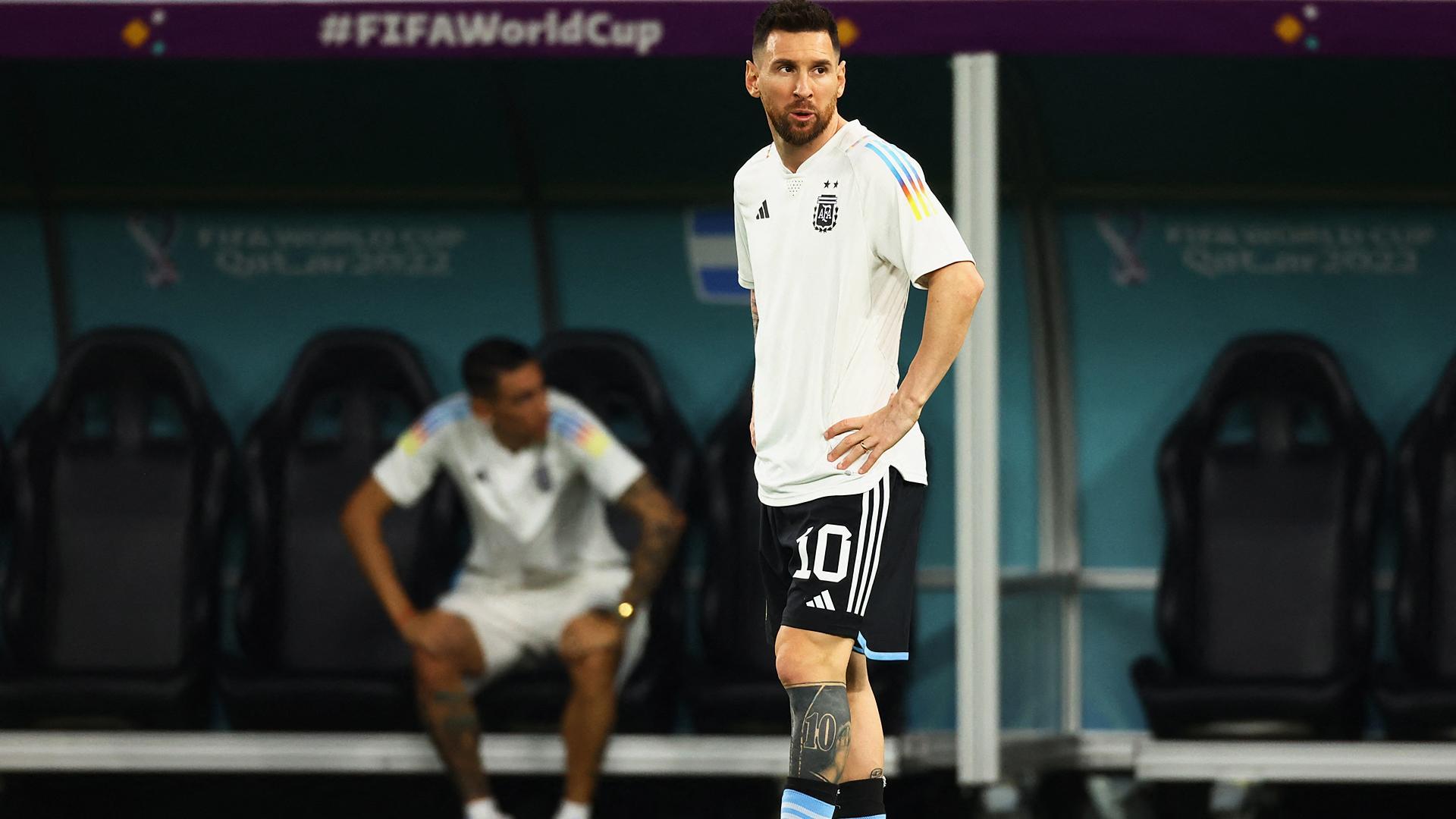 Lionel Messi se ejercita antes del encuentro de octavos contra Australia con Di María en el banquillo de Argentina