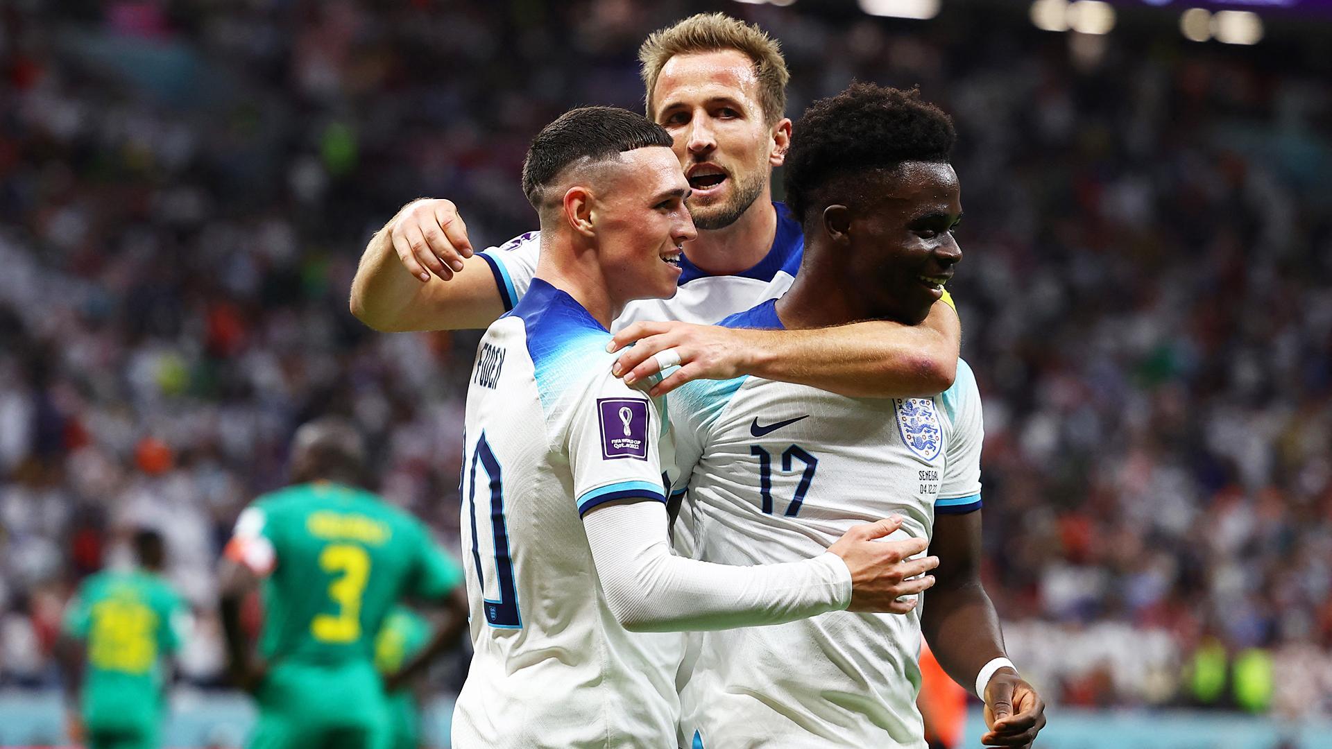 Keane, Fodden y Saka celebran el tercer gol de Inglaterra en el choque de octavos contra Senegal