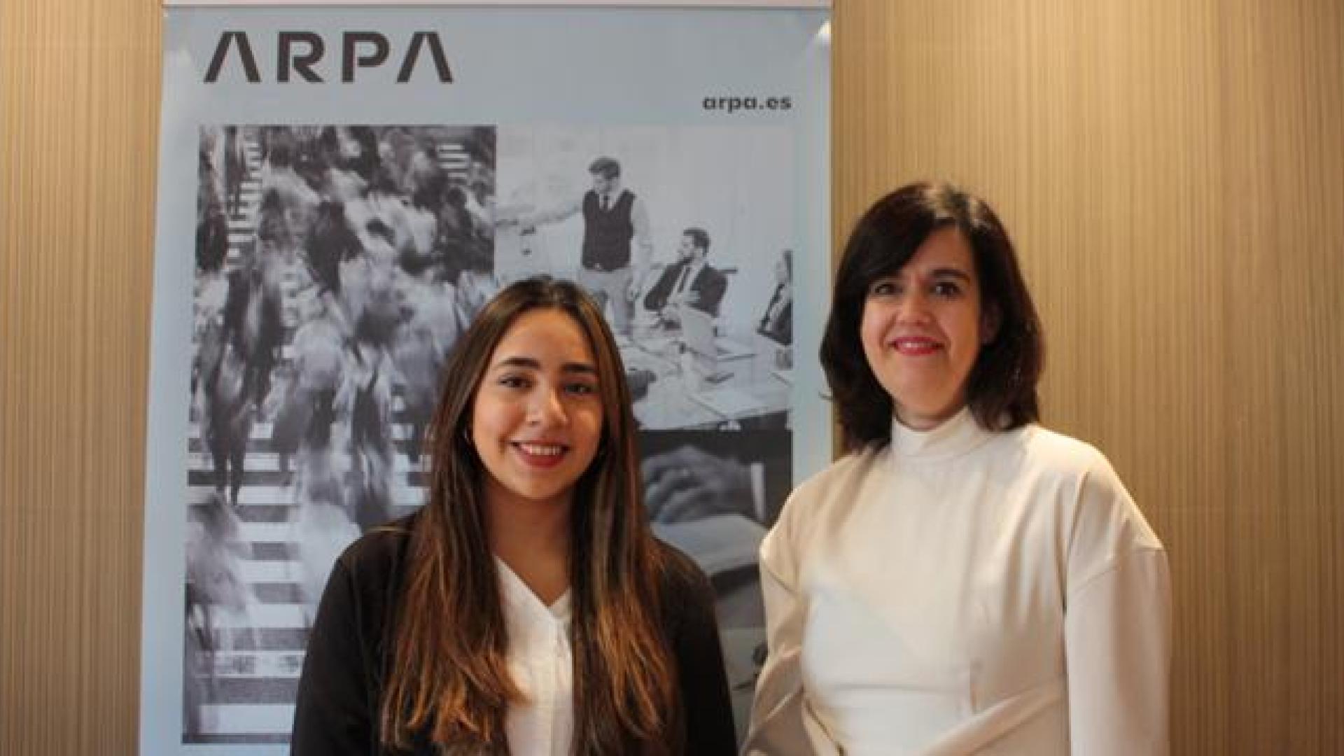 De izda a dcha, Victoria Peñafiel y Patricia Granados (subdirectora de ARPA Abogados), en las instalaciones de la empresa.