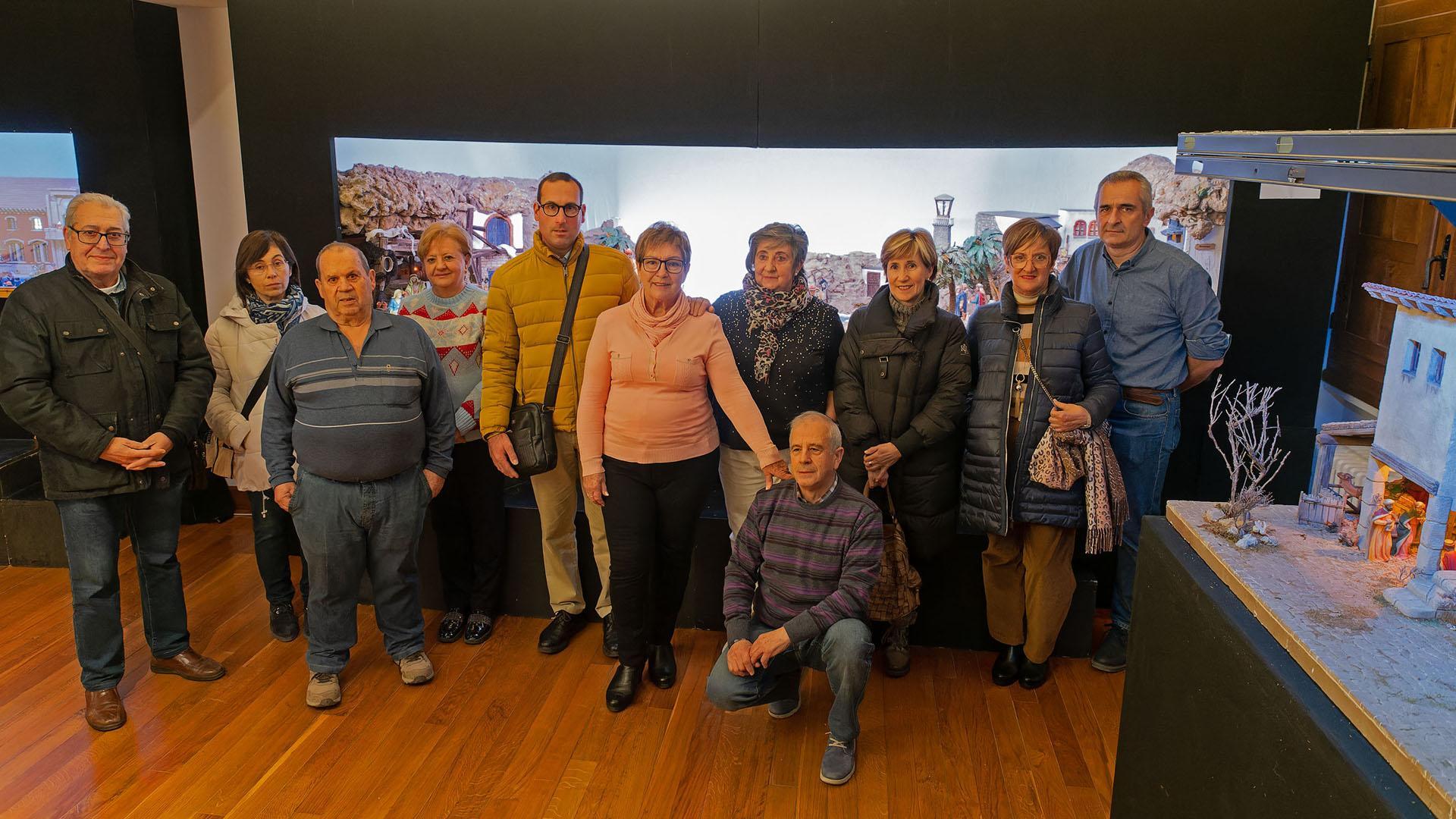 Parte de los integrantes de la Asociación de Belenistas de Tierra Estella el día de la inauguración oficial de la exposición en la casa de cultura