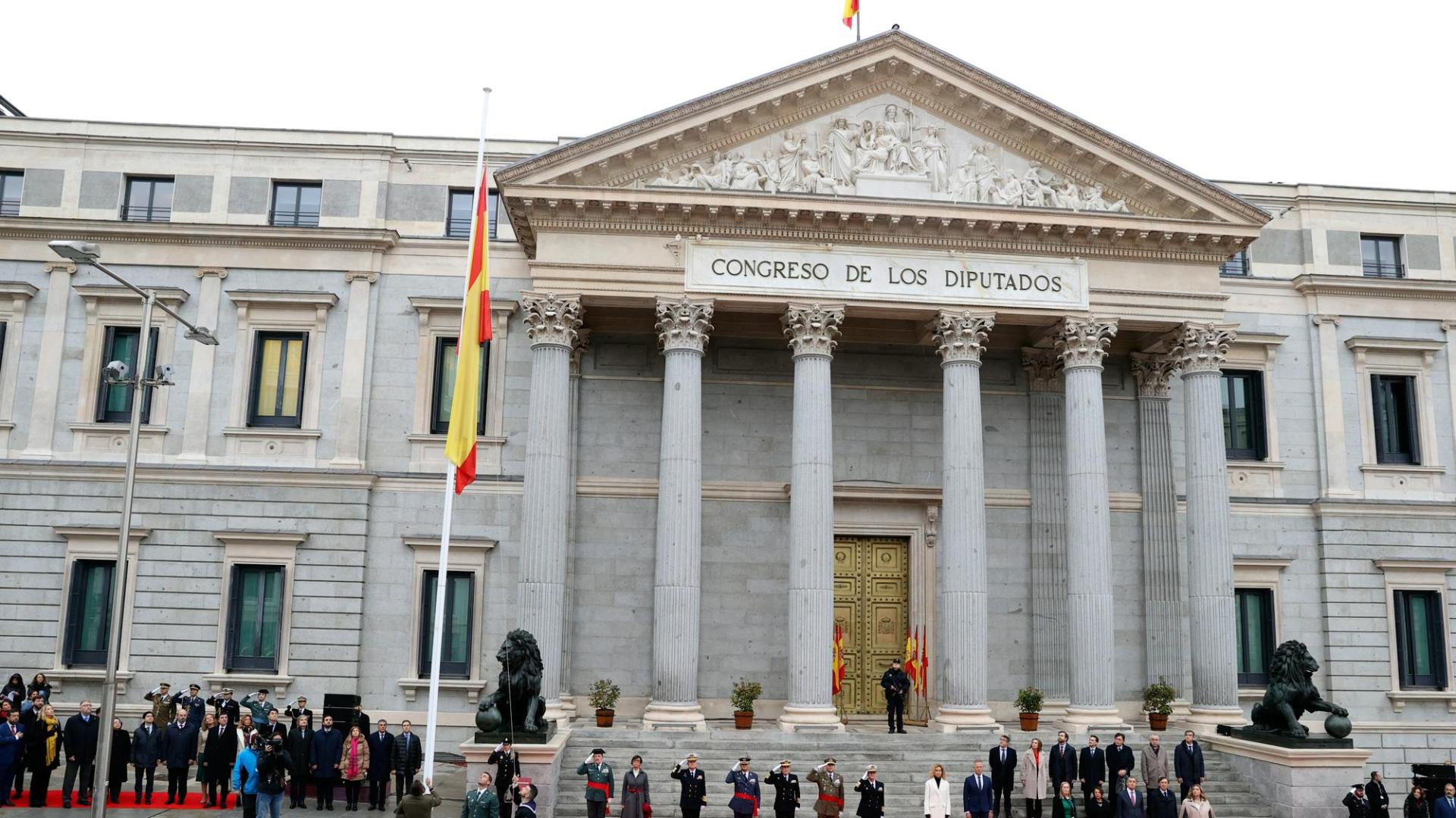La presidenta del Congreso, Meritxell Batet (c-i) y el presidente del Senado, Ander Gil (c-d) asisten al izado de bandera junto con autoridades militares (i) y políticas (d) a las puertas del Congreso durante la Conmemoración del aniversario de la Constitución