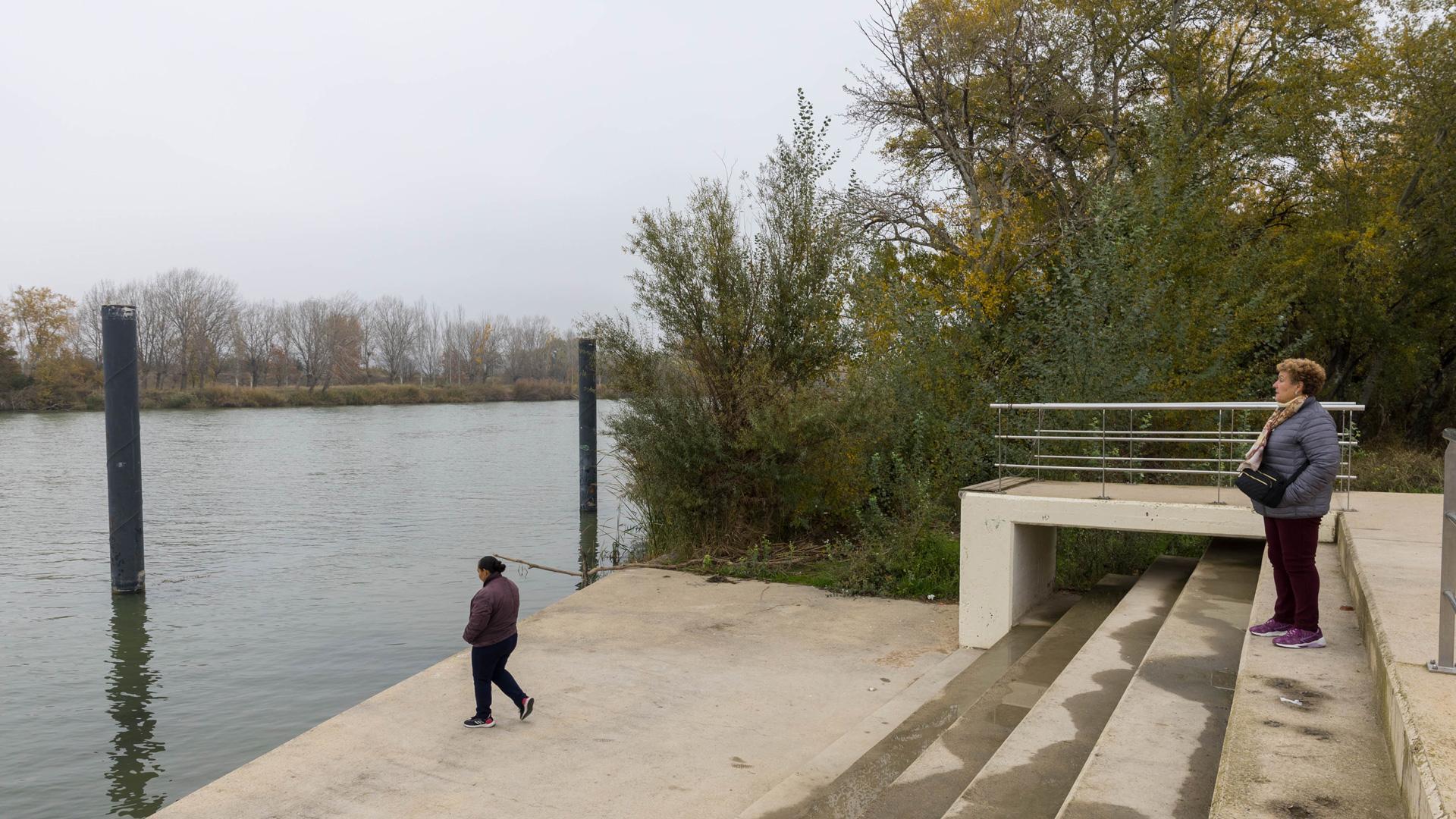 Imagen actual del embarcadero sin el pantalán, que estaba entre las dos columnas de la izda