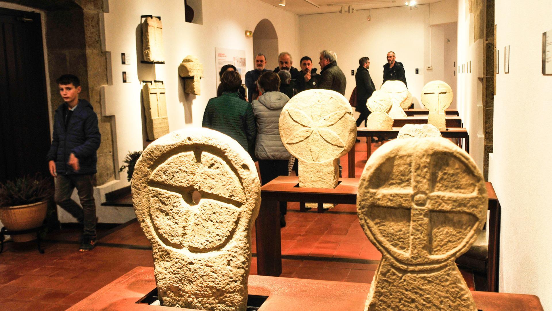 Varias personas visitan la exposición permanente instalada en la casa de cultura de Tafalla