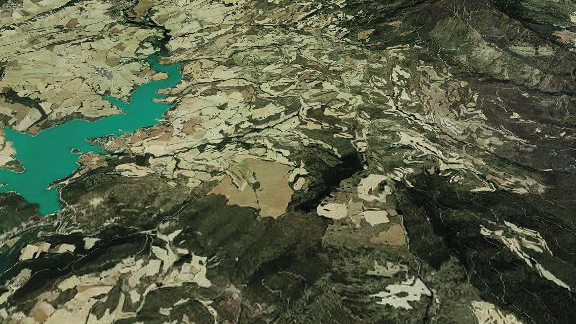 EMBALSE DE ALLOZ Y SUPERFICIE QUEMADA DE LOS INCENDIOS DE LA ZONA MEDIA. Las capturas fotográficas realizadas el pasado mes de julio permiten observar la superficie quemada (a la derecha) en los incendios de Puente la Reina, Obanos, Legarda y otras localidades de la Zona Media. A la izquierda de la imagen, el agua del embalse de Alloz