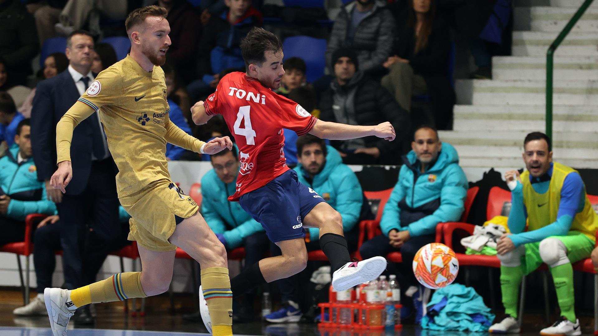 El cierre de Osasuna Magna Toni dispara de primeras ante el ala del Barça Sergio González