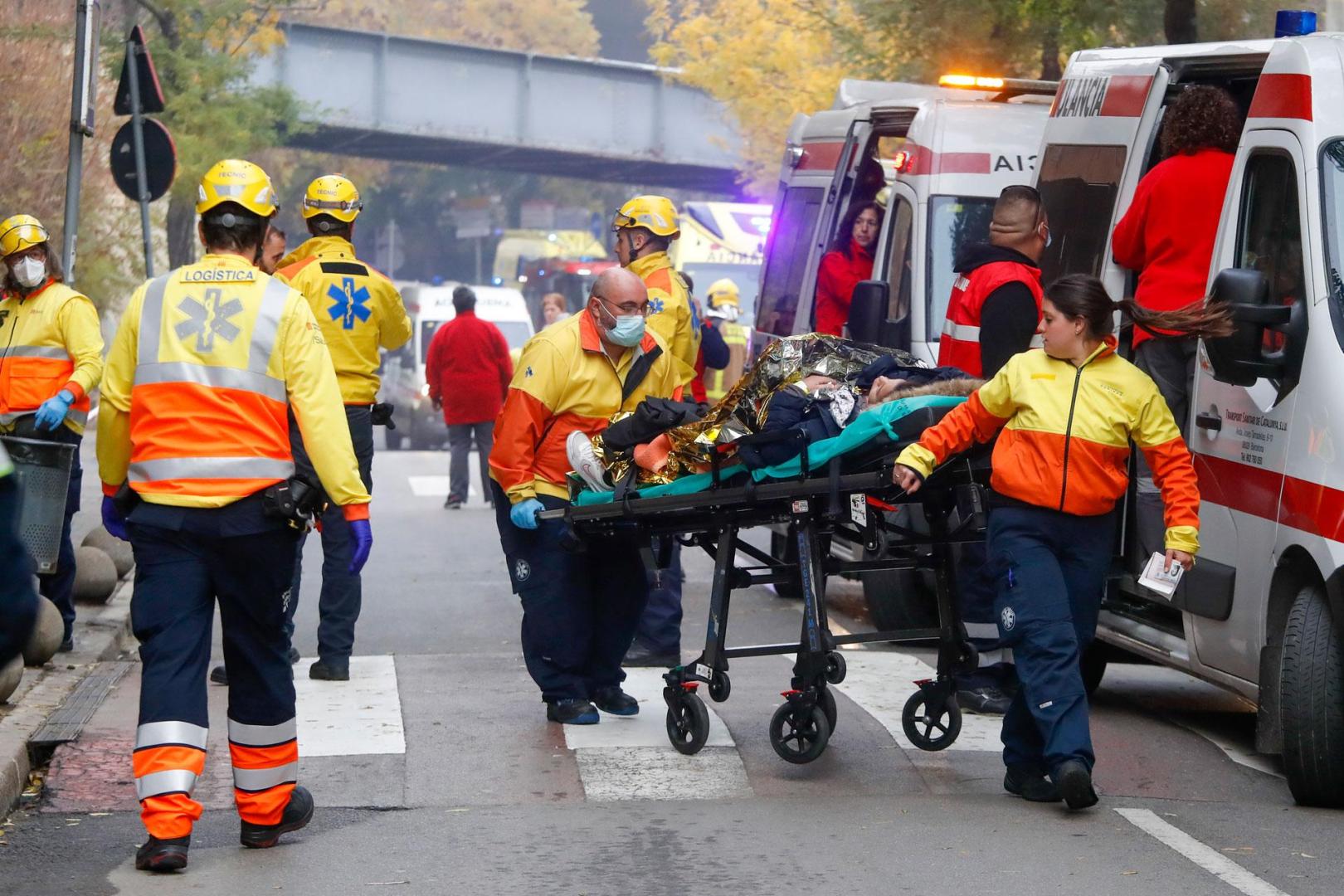 Personal sanitario y de seguridad realizan su trabajo este miércoles en la estación de Montcada i Reixac (Barcelona) donde la colisión de dos trenes de la línea R4 de cercanías ha provocado 155 heridos