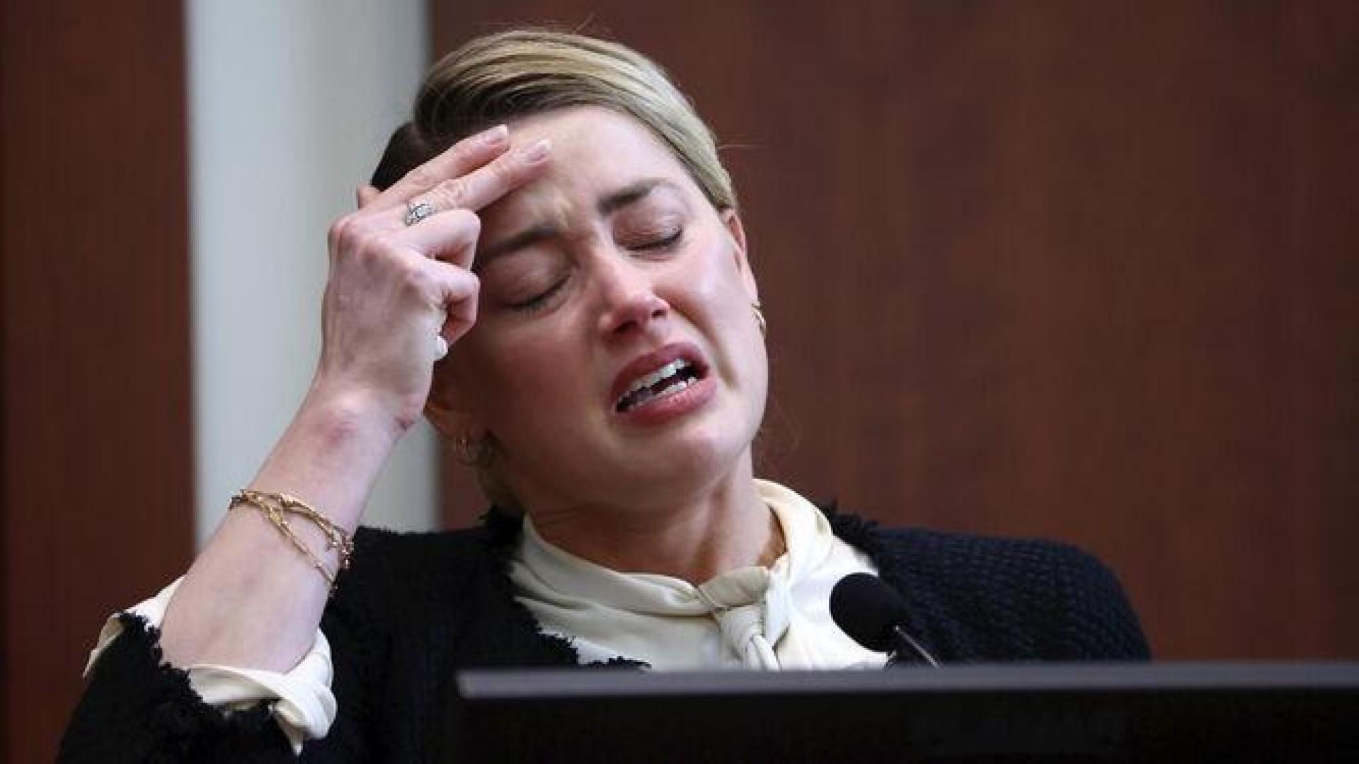 Amber Heard llorando durante su cruda testificación en el juicio