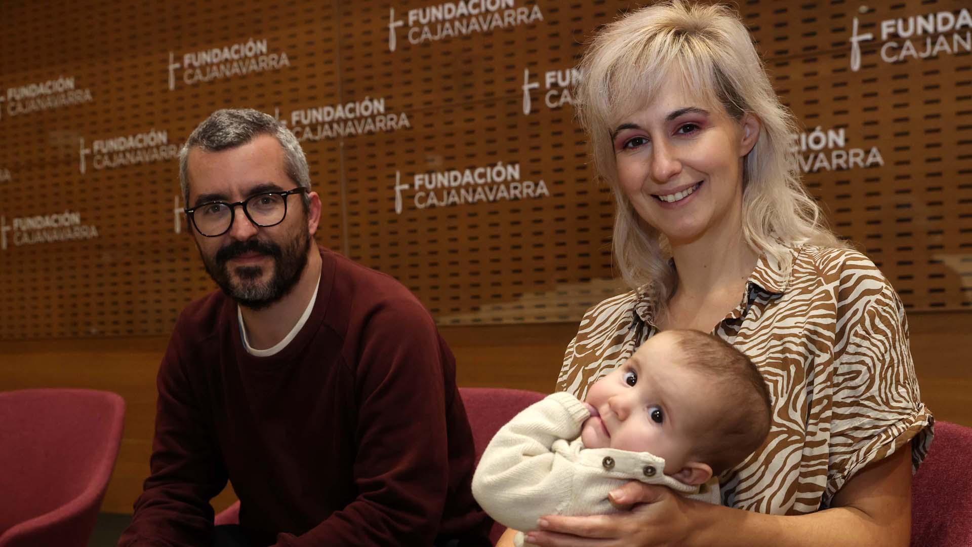 Javier Padilla y Marta Carmona, que sostiene a una de sus hijas, hace unos días en Civican