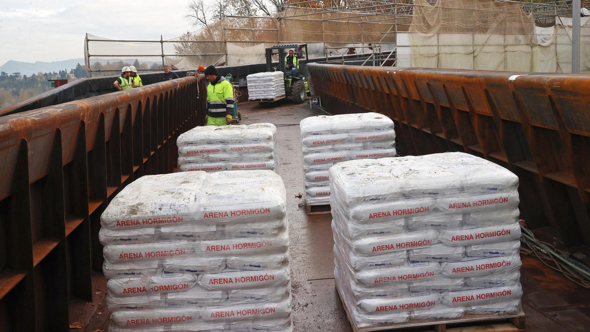 Un carretillero coloca los palés de 1.450 kilos para realizar la prueba de carga en la pasarela de Labrit