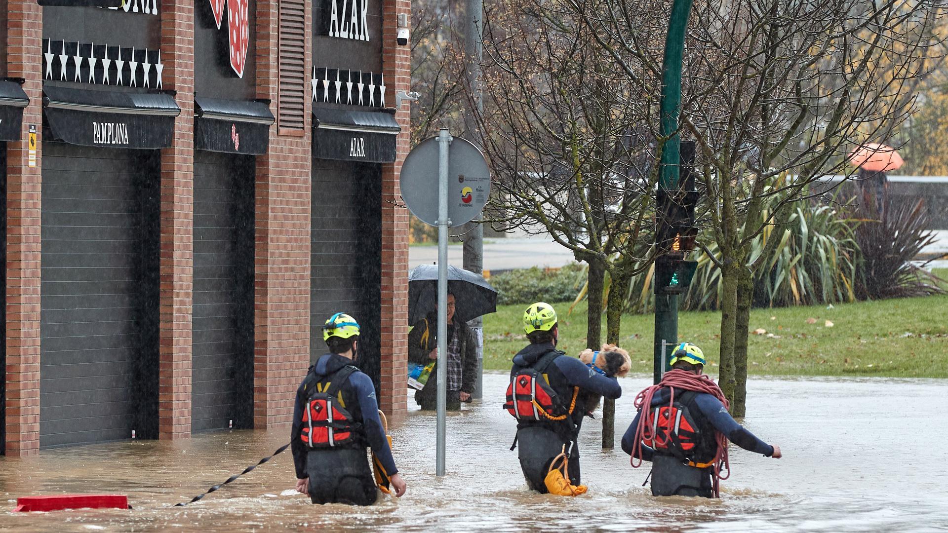 Los bomberos tuvieron que actuar en varias calles del barrio de la Rochapea, entre ellas, río Arga