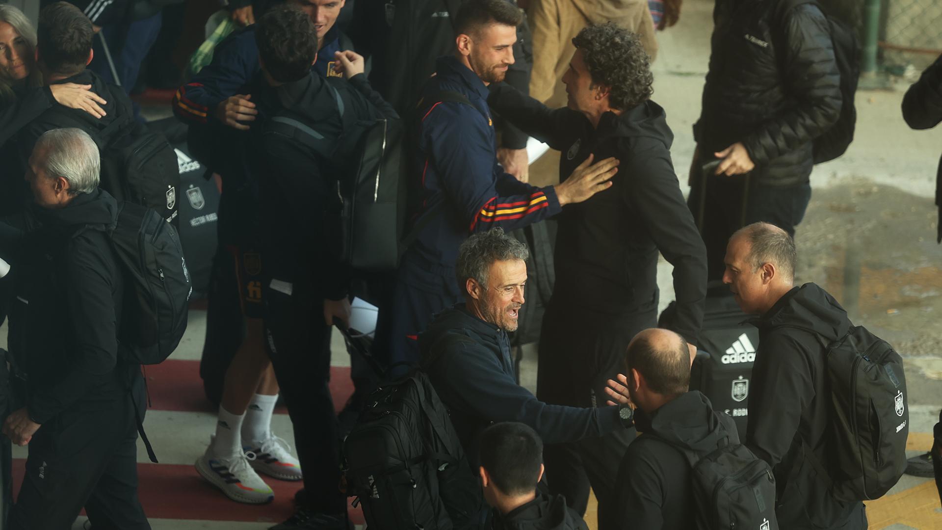 Luis Enrique y Unai Simón salen de la T4 de Barajas tras aterrzar el avión con los jugadores