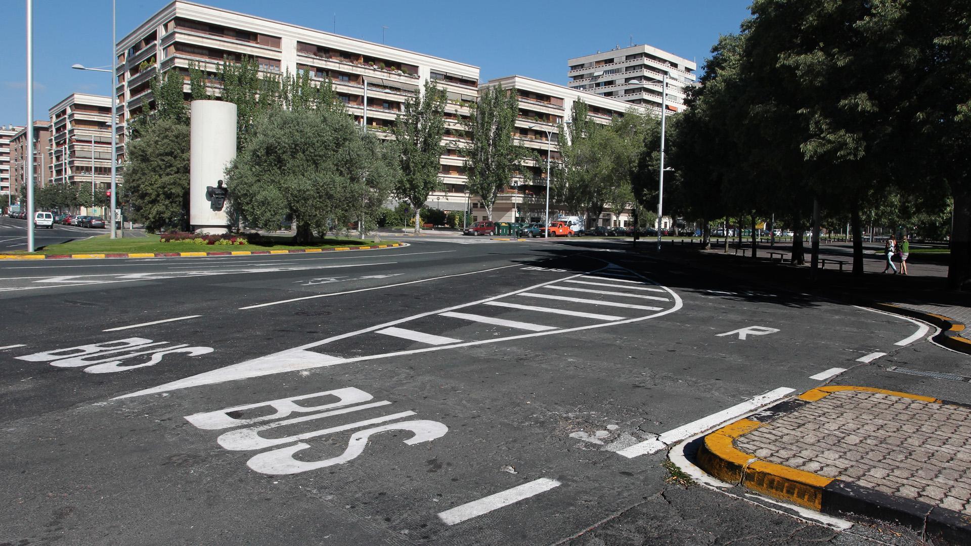 Al otro lado de la plaza Juan XXIII, se ha cortado la confluencia de la avenida de Bayona con la calle Monasterio de Velate