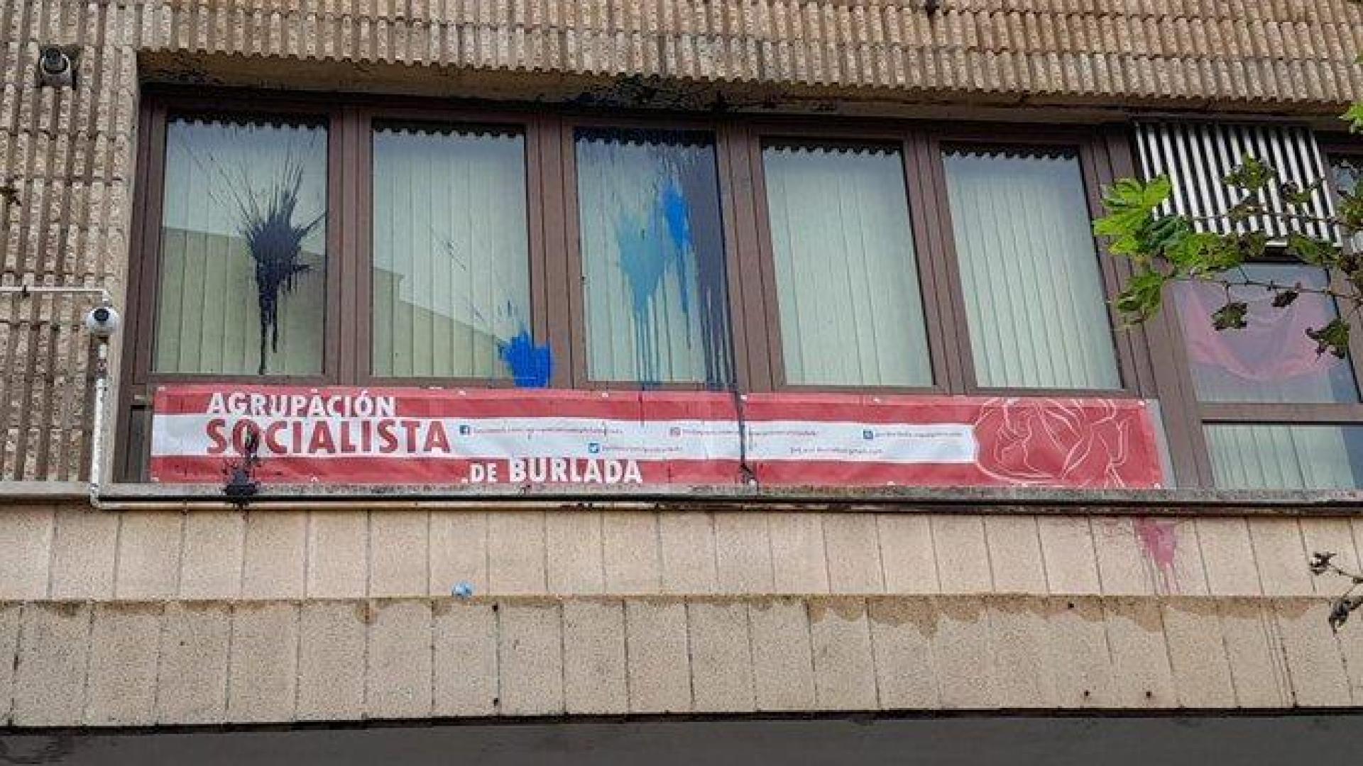 La sede del PSN en Burlada, con la pintura lanzada en su fachada