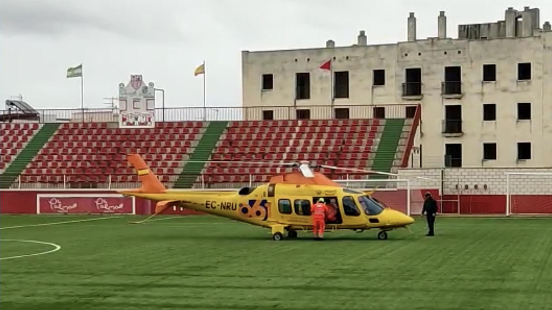 Un helicóptero traslada al menor desde el campo de fútbol de La Palma del Condado al hospital Virgen del Rocío de Sevilla