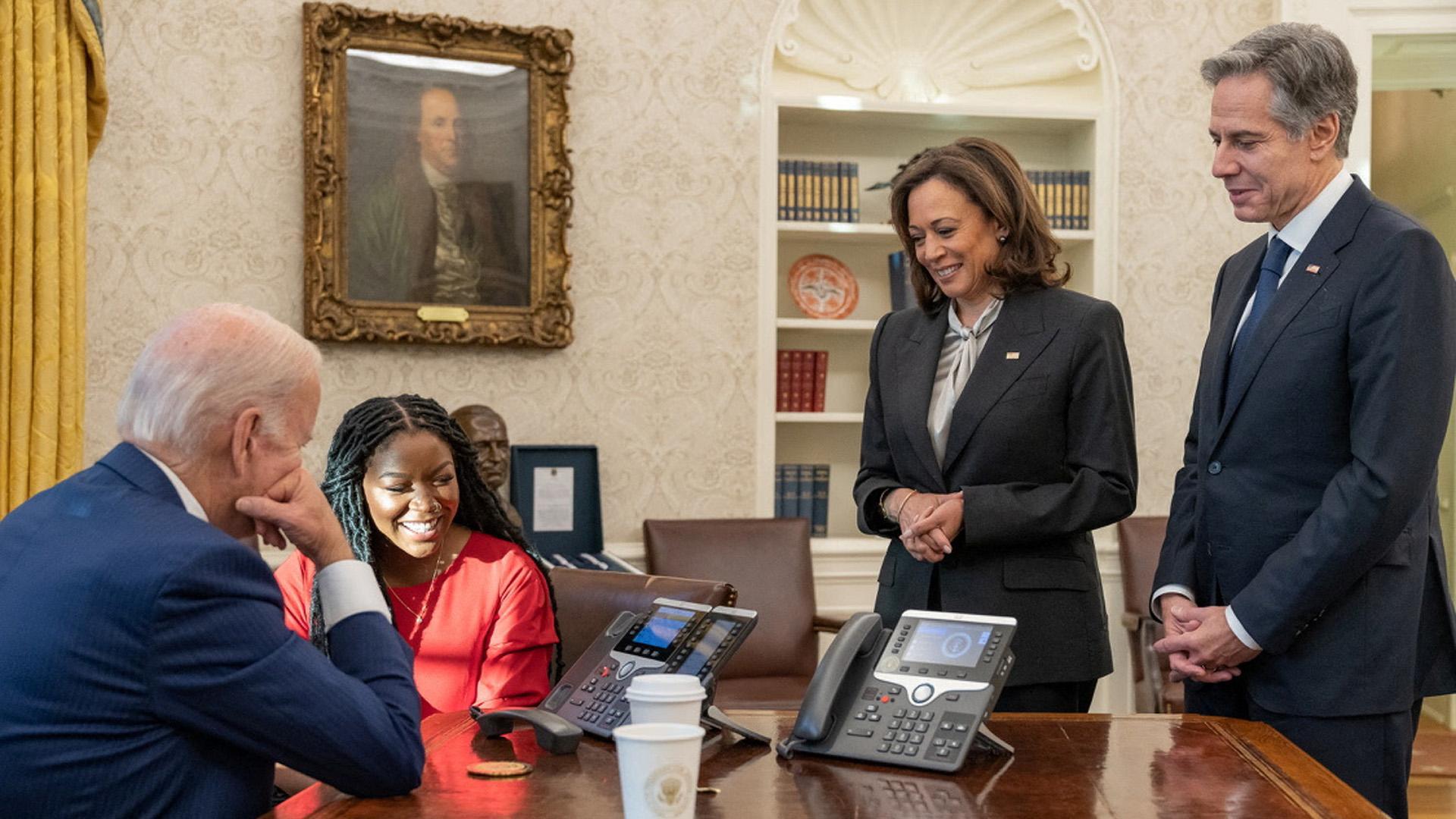 Joe Biden y Cherelle Griner hablan por teléfono con Brittney Griner desde la Casa Blanca