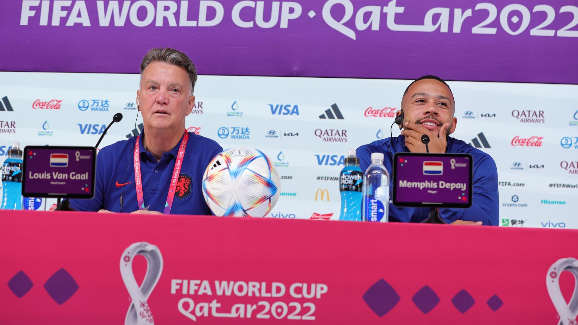 Van Gaal y Memphis, en la rueda de prensa previa al Países Bajos-Argentina