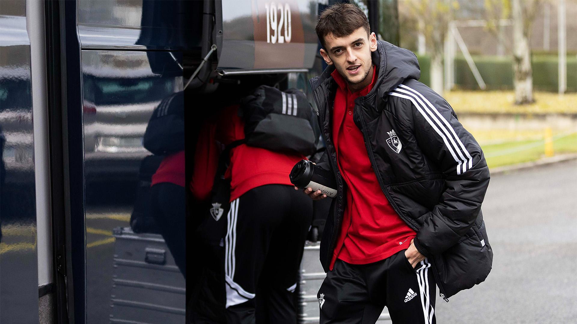 Aimar Oroz, antes de subir al autobús rumbo a Girona