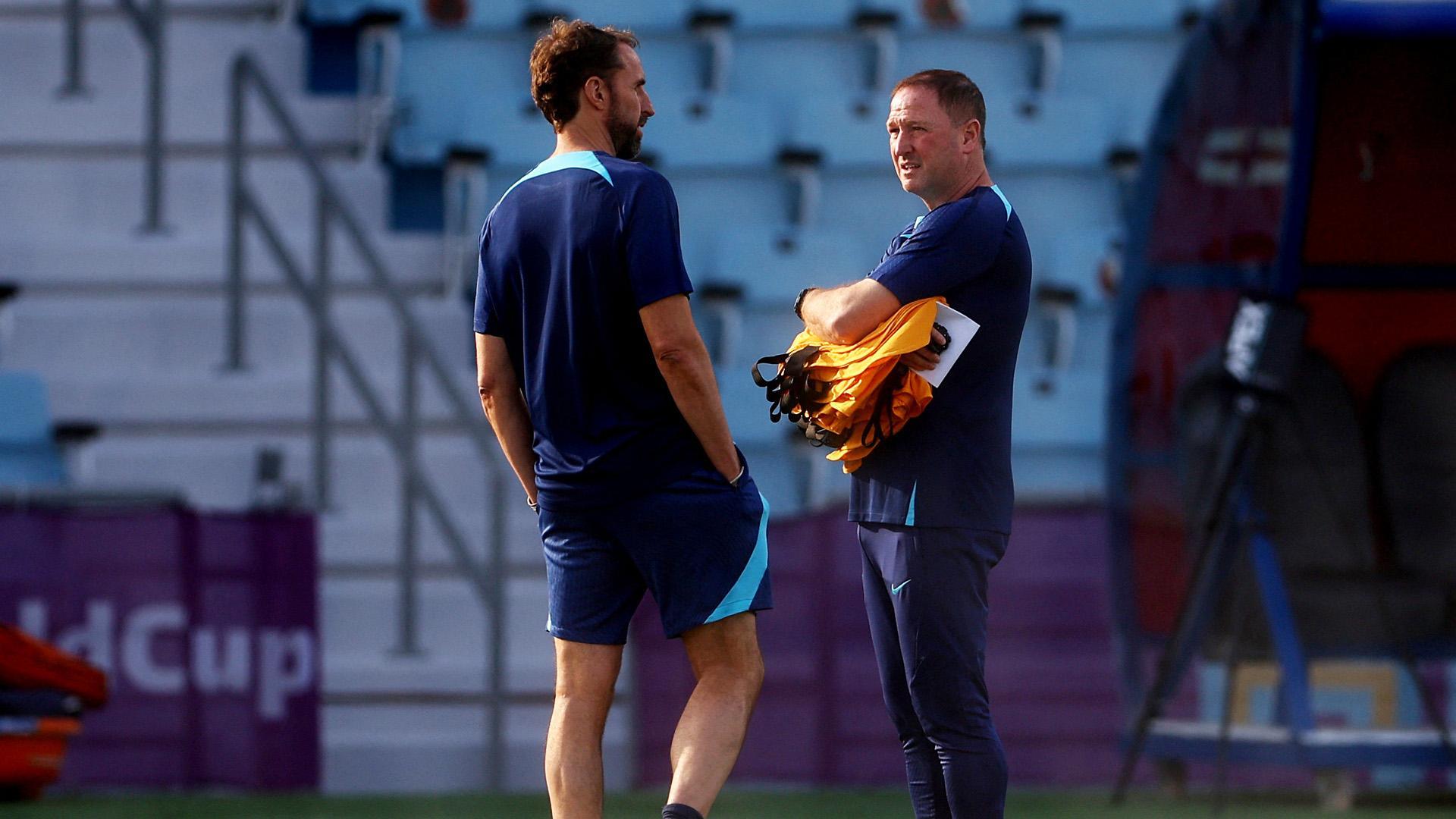 El seleccionador británico Gareth Southgate habla con el técnico Steve Holland durante el entrenamiento de Inglaterra este viernes.