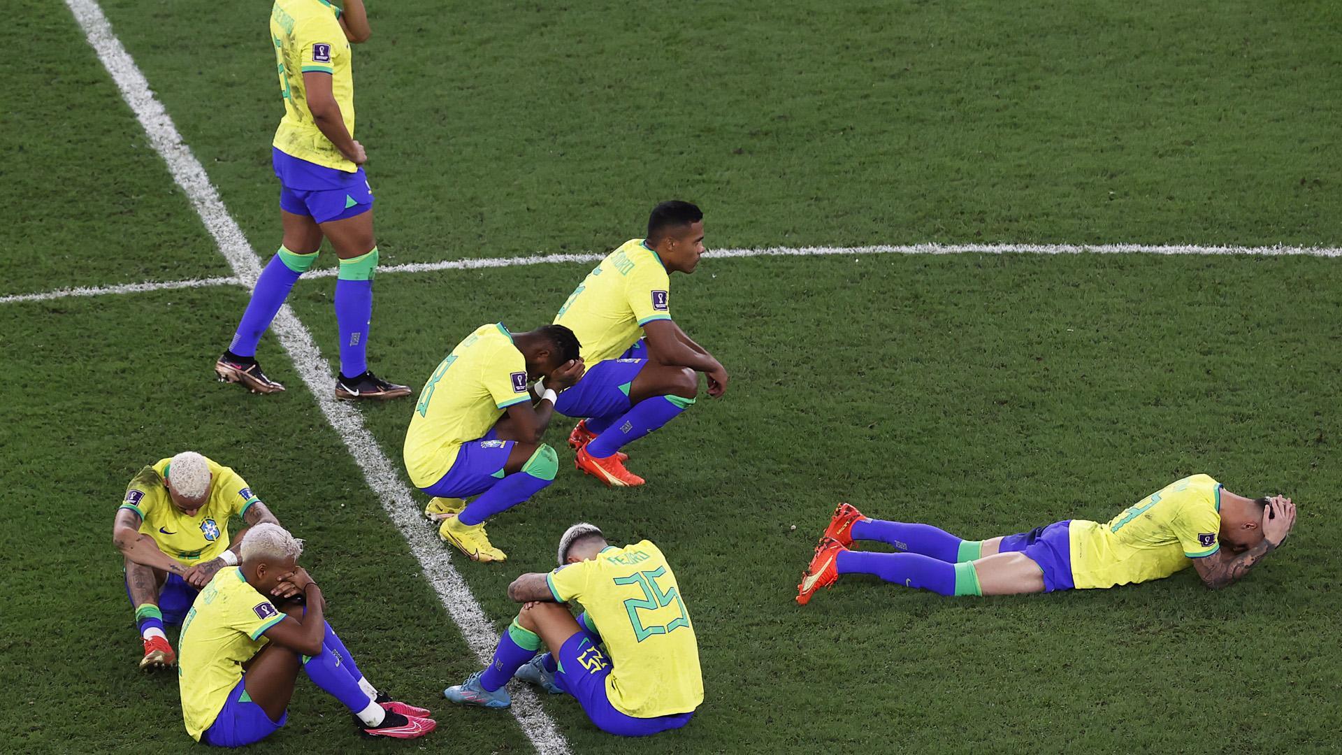 Desolación entre los jugadores brasileños tras caer eliminados del Mundial de Catar 2022 en los penaltis contra Croacia