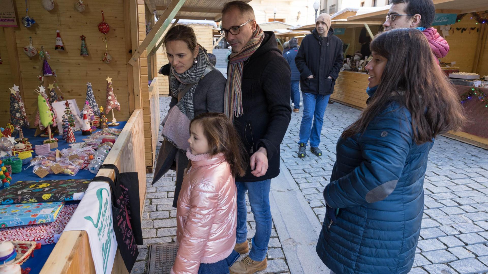 Imagen de uno de los puestos de exposición y venta de la Feria de Navidad de Tudela ubicada en la plaza Vieja