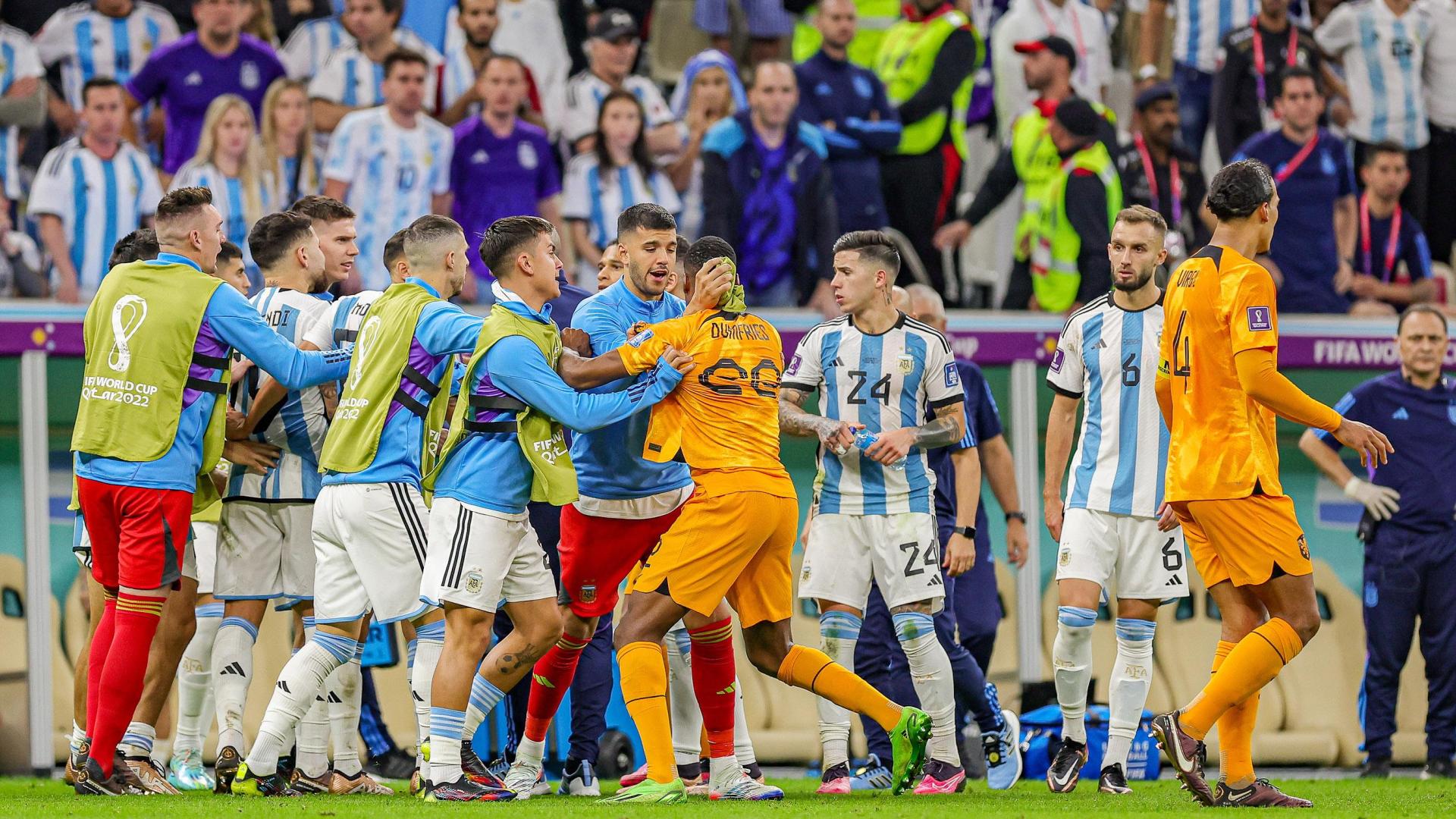 Pelea entre los futbolistas de las selecciones de Argentina y Países Bajos