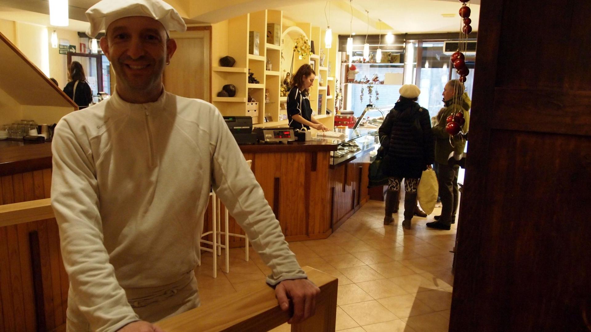 Iker Aramendia Landa, este sábado en el interior de la pastelería Aramendia reabierta por Navidad