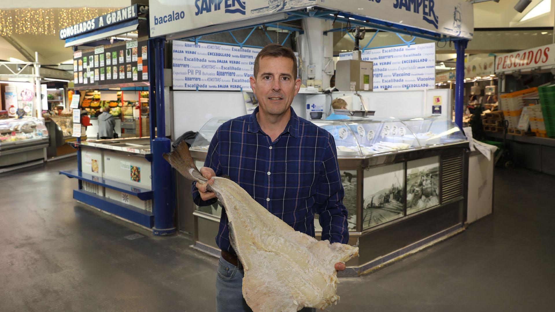 José Mari Samper con una bacalada entera, una pieza que hoy tiene poca demanda