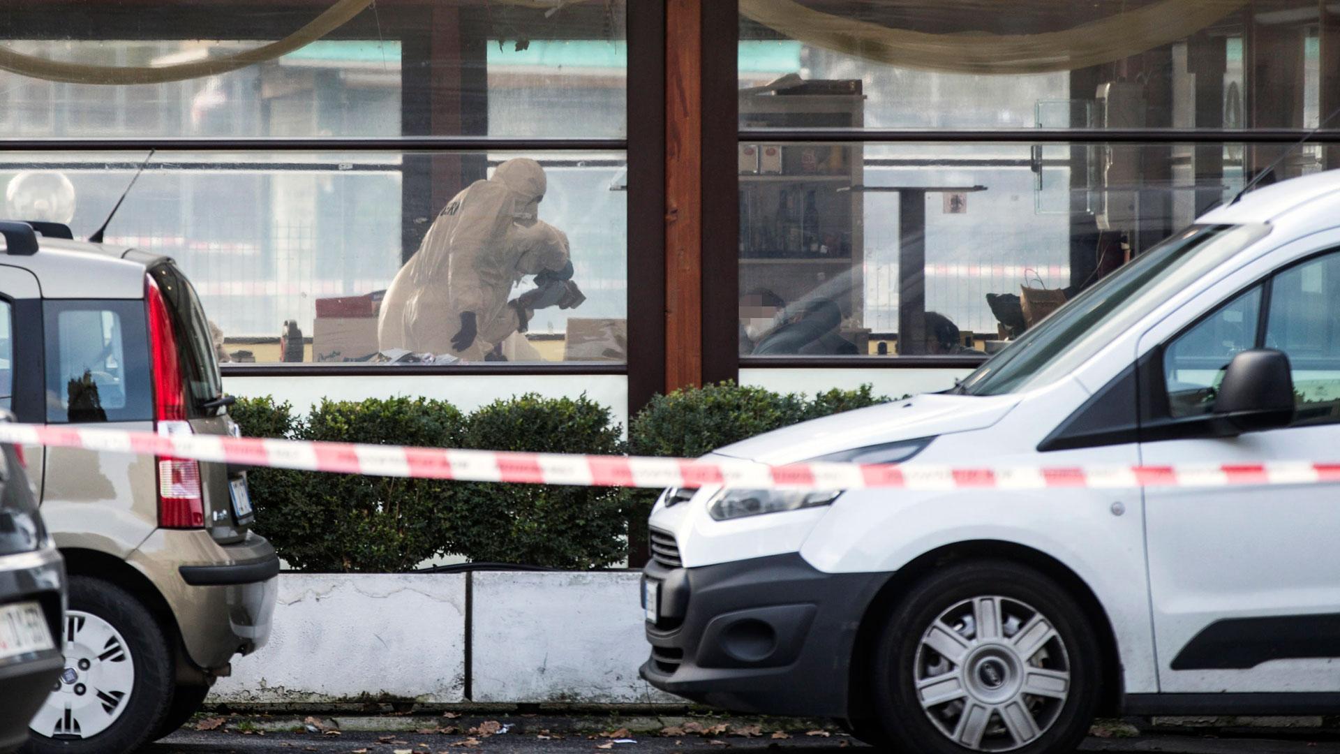 Forenses de los carabinieri analizan la escena del crimen tras el tiroteo en un bar de Roma