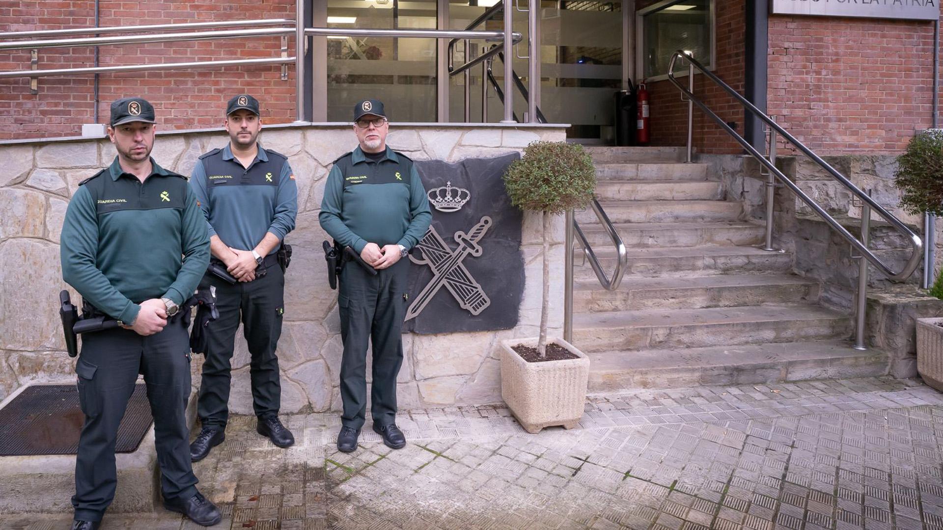 Agentes que auxiliaron a la mujer que sufrió una caída en Pamplona