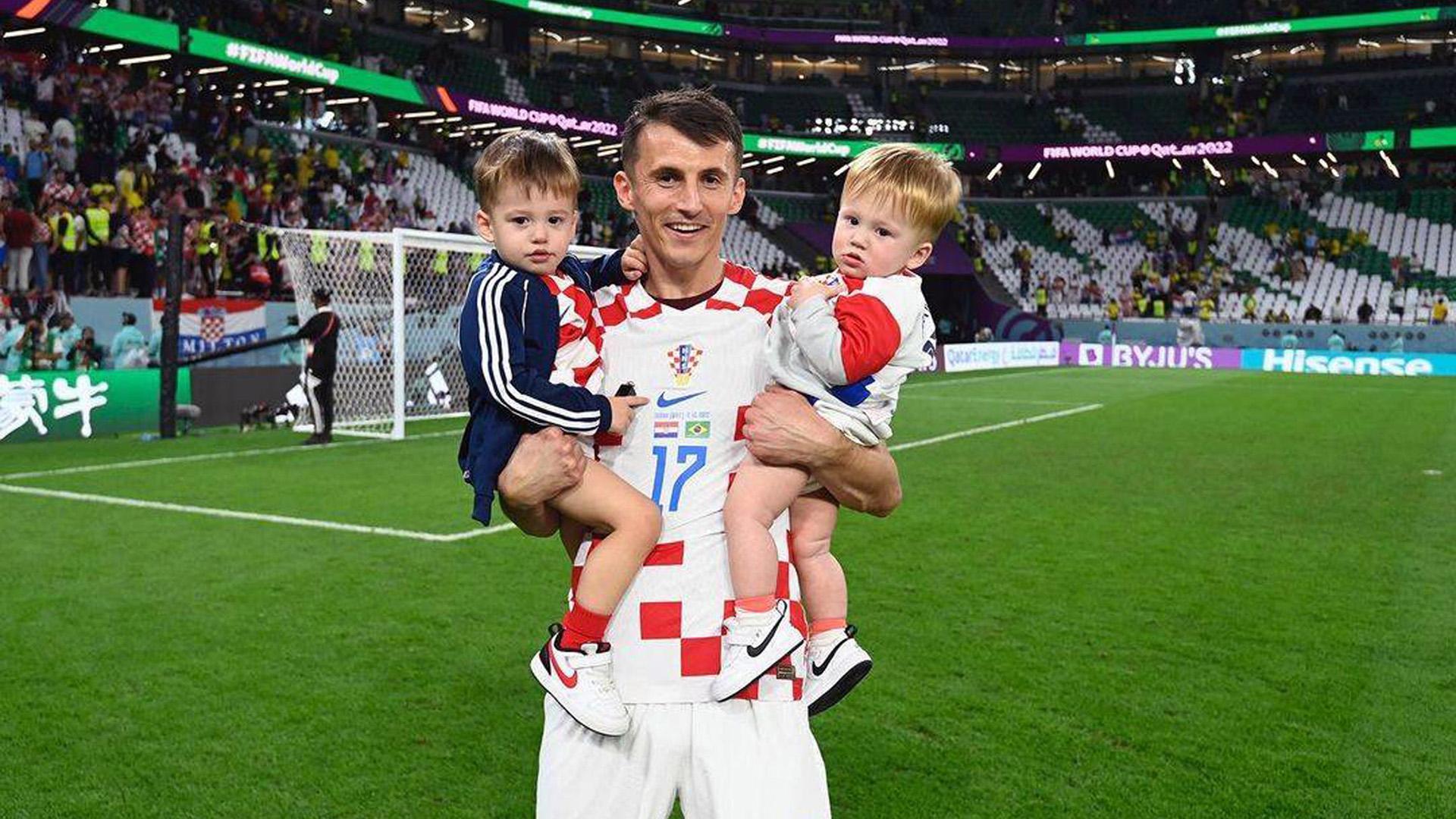 Ante Budimir disfrutó de pleno junto a sus dos hijos del pase a semifinales tras eliminar en la tanda de penaltis a Brasil
