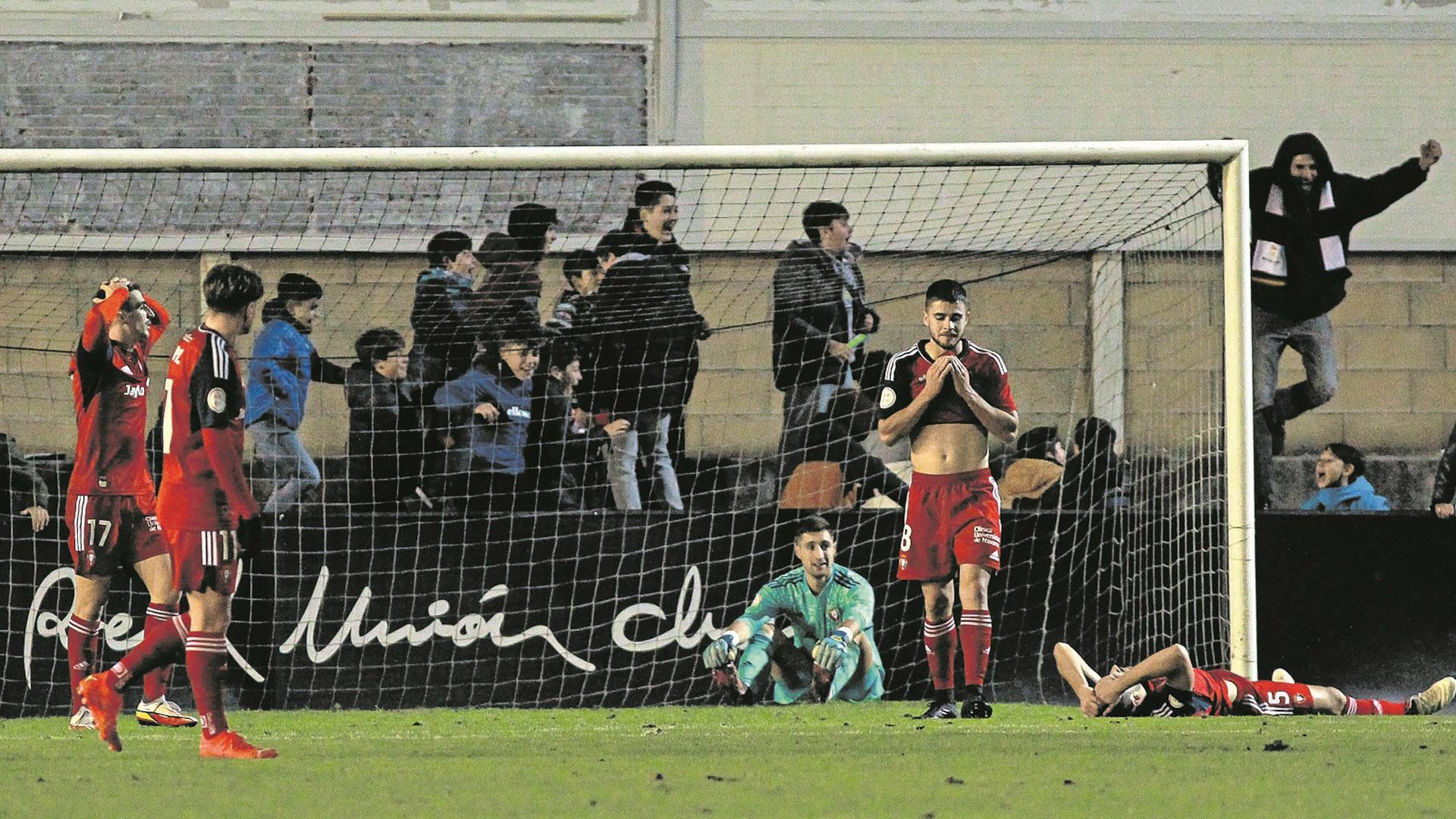 Eneko Aguilar, con las manos en la cabeza, Iker Benito, el meta Pablo Valencia e Iker Muñoz se lamentan por el postrero gol del Real Unión