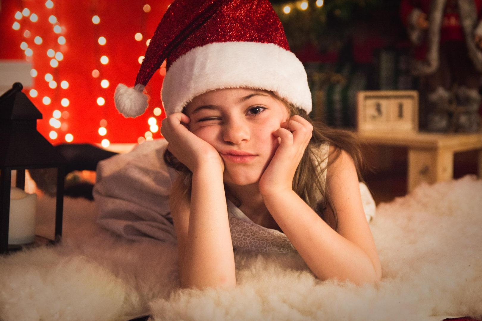 Una niña, con un gorro de Papa Noel
