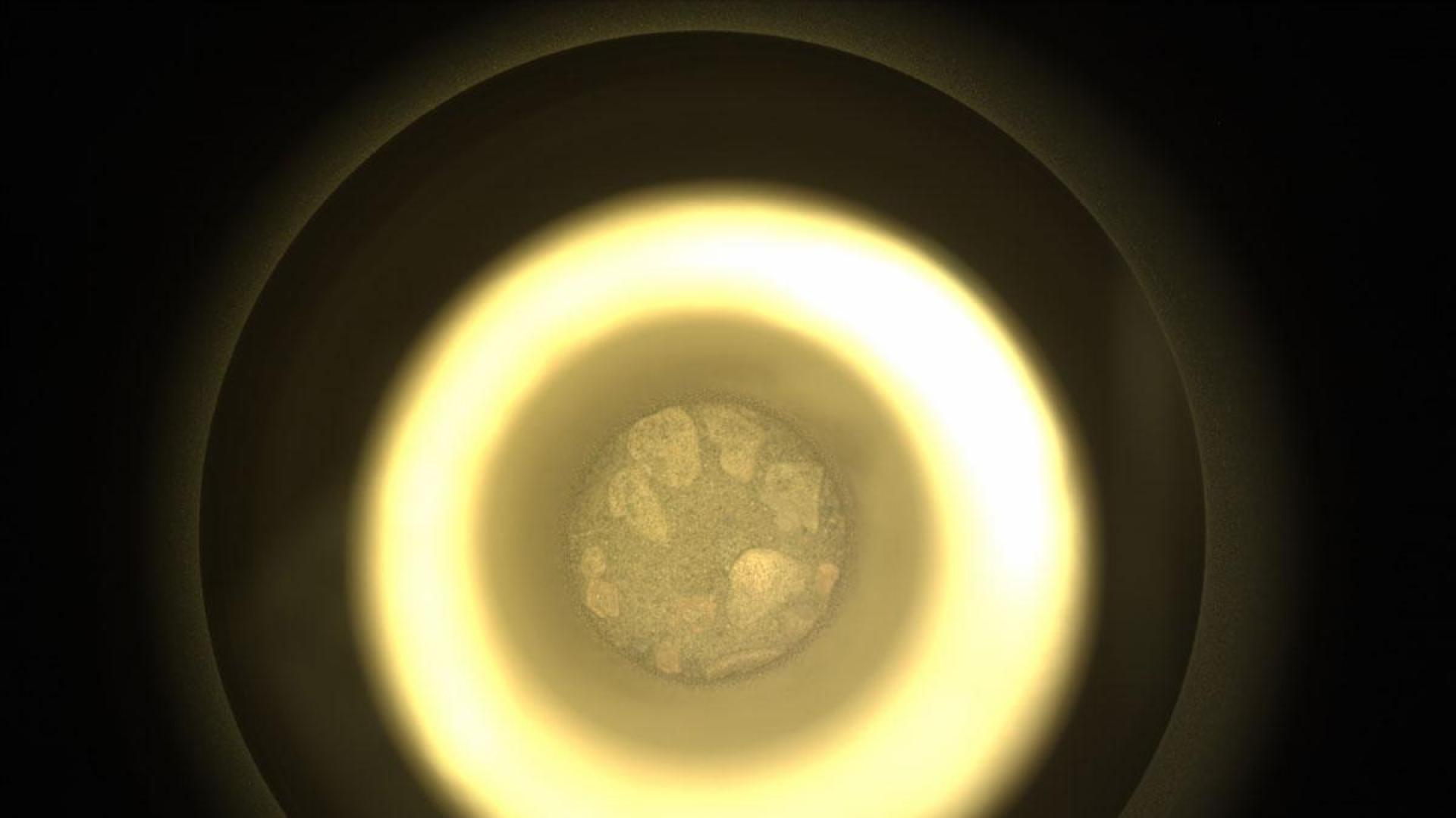 Esta imagen del regolito marciano (roca y polvo rotos) fue captada el 2 de diciembre de 2022 por la Cámara del Sistema de Muestreo y Almacenamiento (conocida como CacheCam) del vehículo explorador Perseverance de la NASA