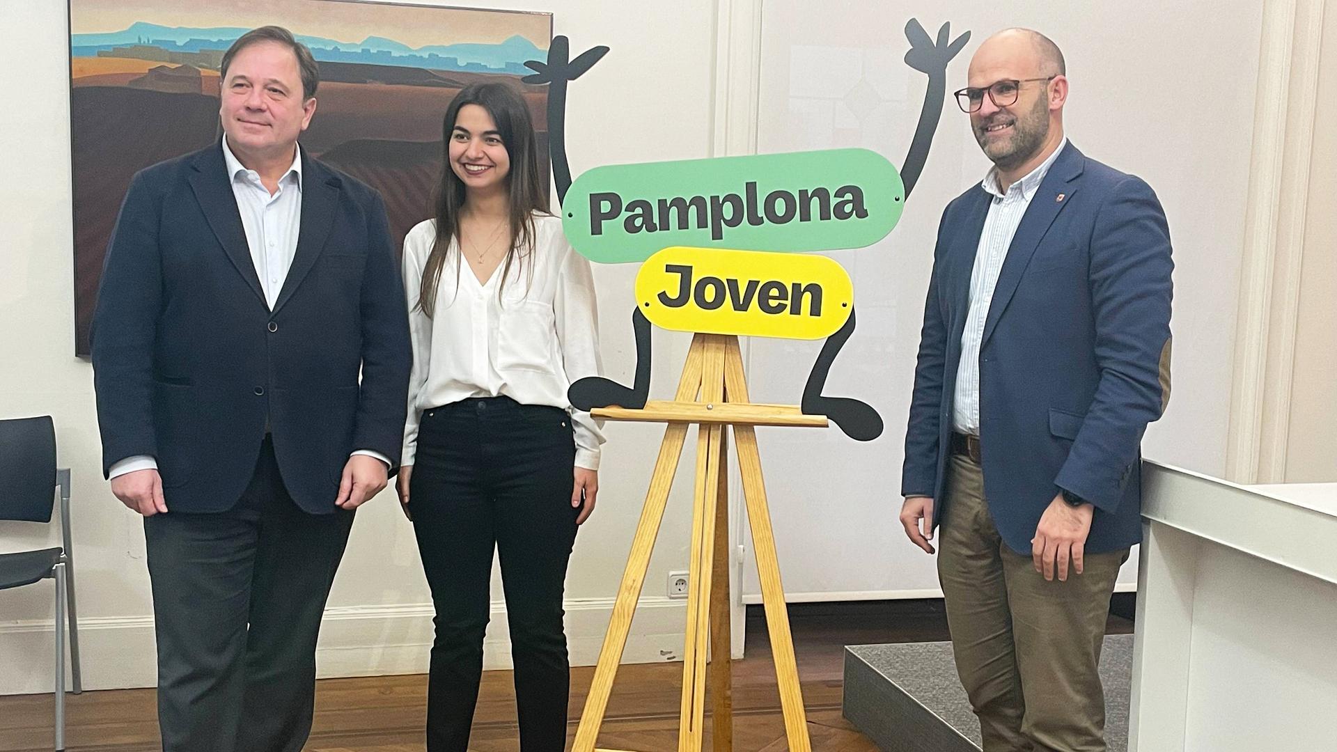 De izq. a dcha., Fernando Sesma, Mariangel García y Fernando Aranguren con el nuevo logo del Plan.