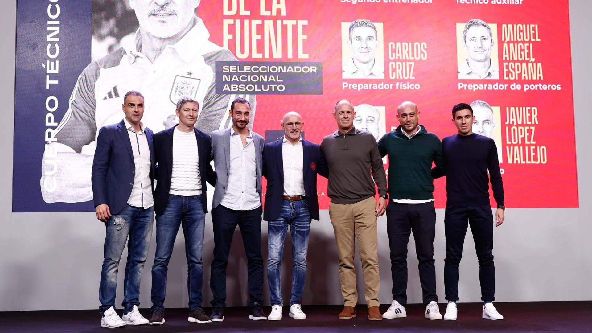 Javier López Vallejo, a la izquierda de la imagen, con el resto del equipo del entrenador de España, Luis de la Fuente, en la presentación de la Ciudad del Fútbol en Las Rozas
