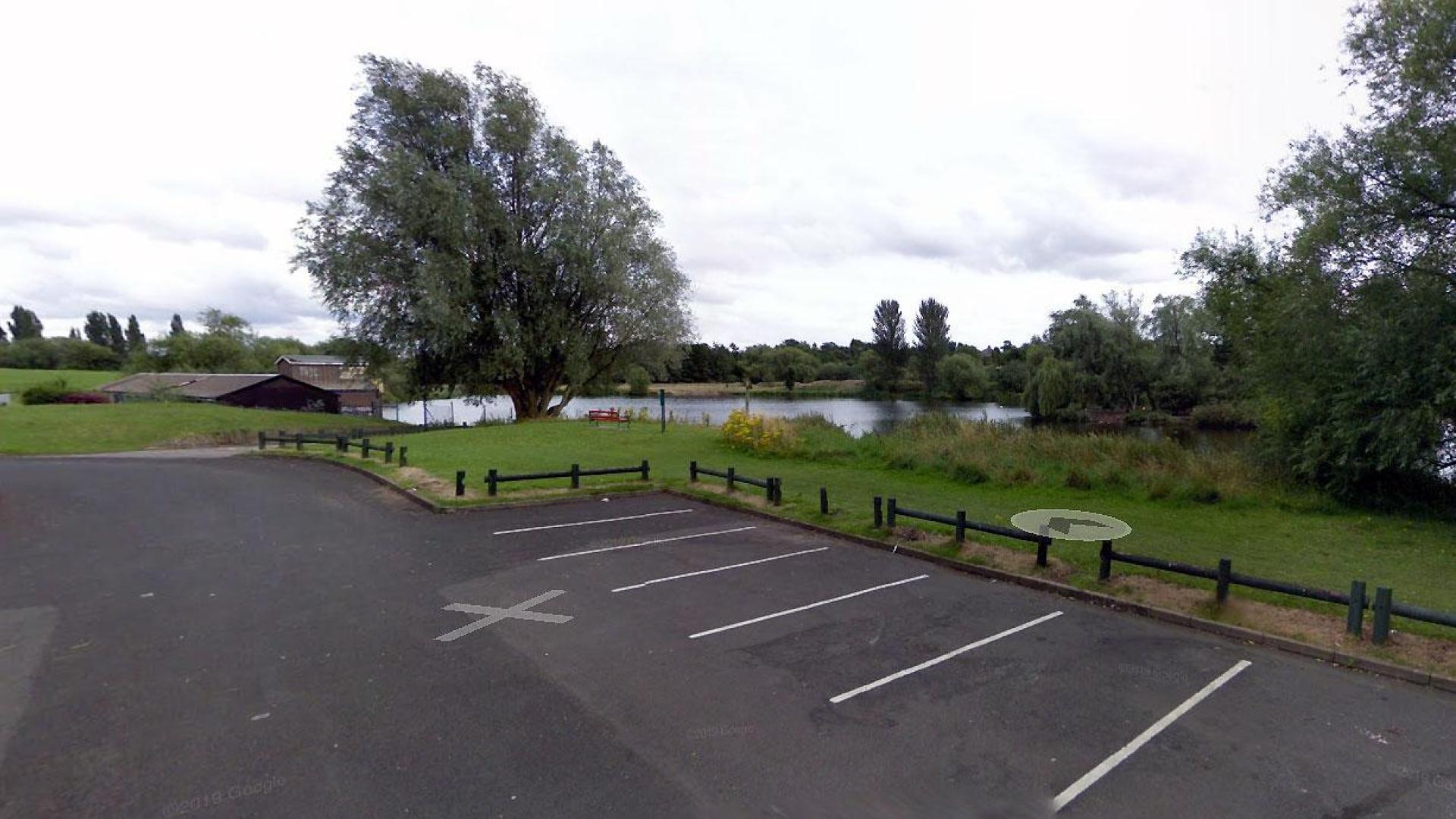 Lago ubicado en la zona de Kingshurst de Solihull, Inglaterra