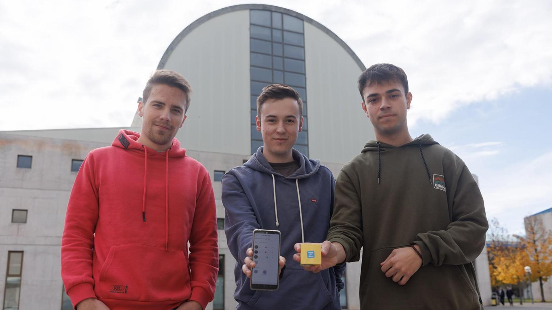 Los estudiantes que han desarrollado la aplicación, en la UPNA. De izda. a dcha., Markel Iruretagoyena Zariquiegui, Xabier Erro Cancel y Jesús Martínez de Lapuente Lacalle