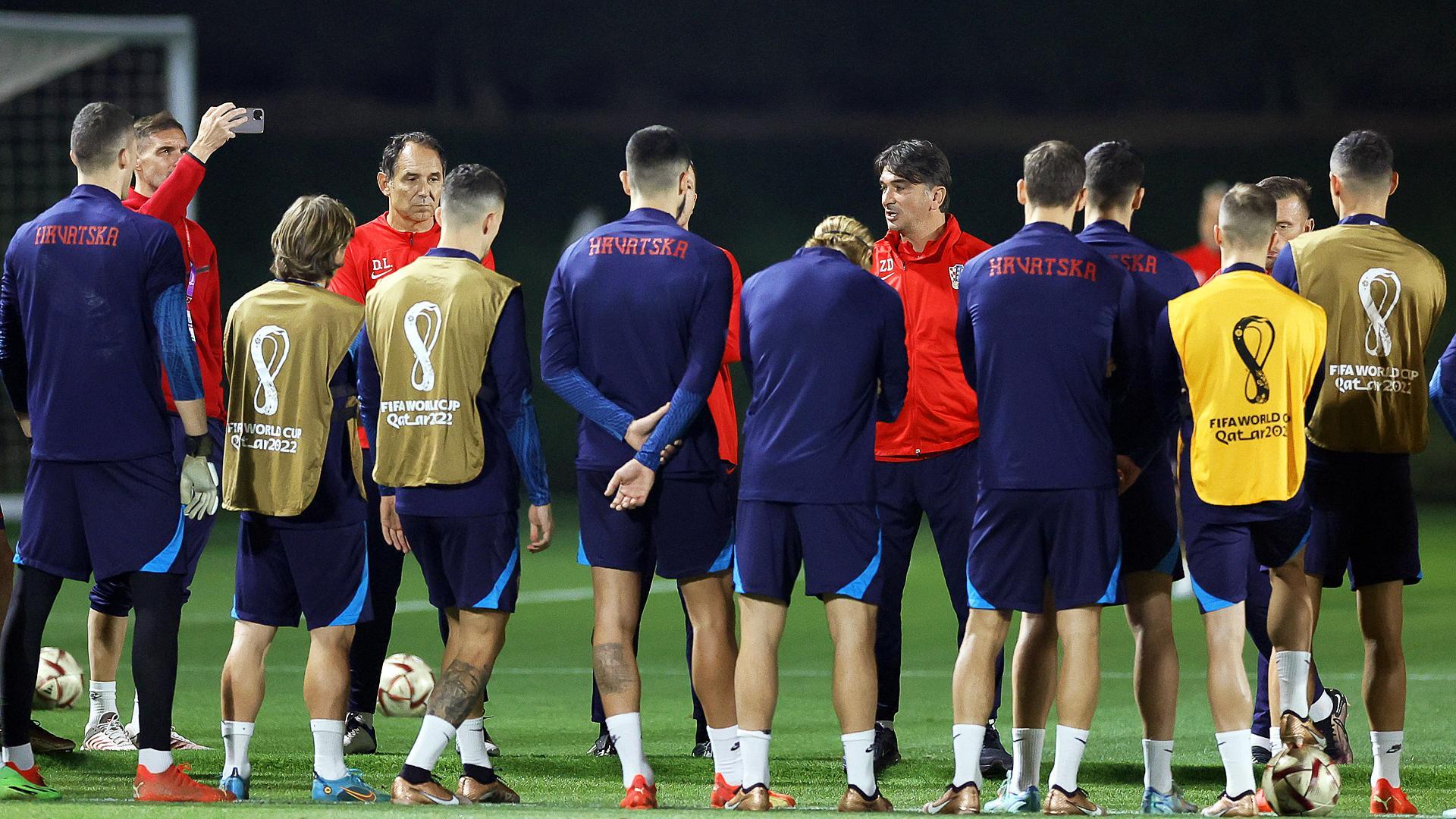 Los jugadores croatas atienden a las palabras de su seleccionador, Zlatko Dalic, en la sesión previa a la semifinal del Mundial de Catar 2022.